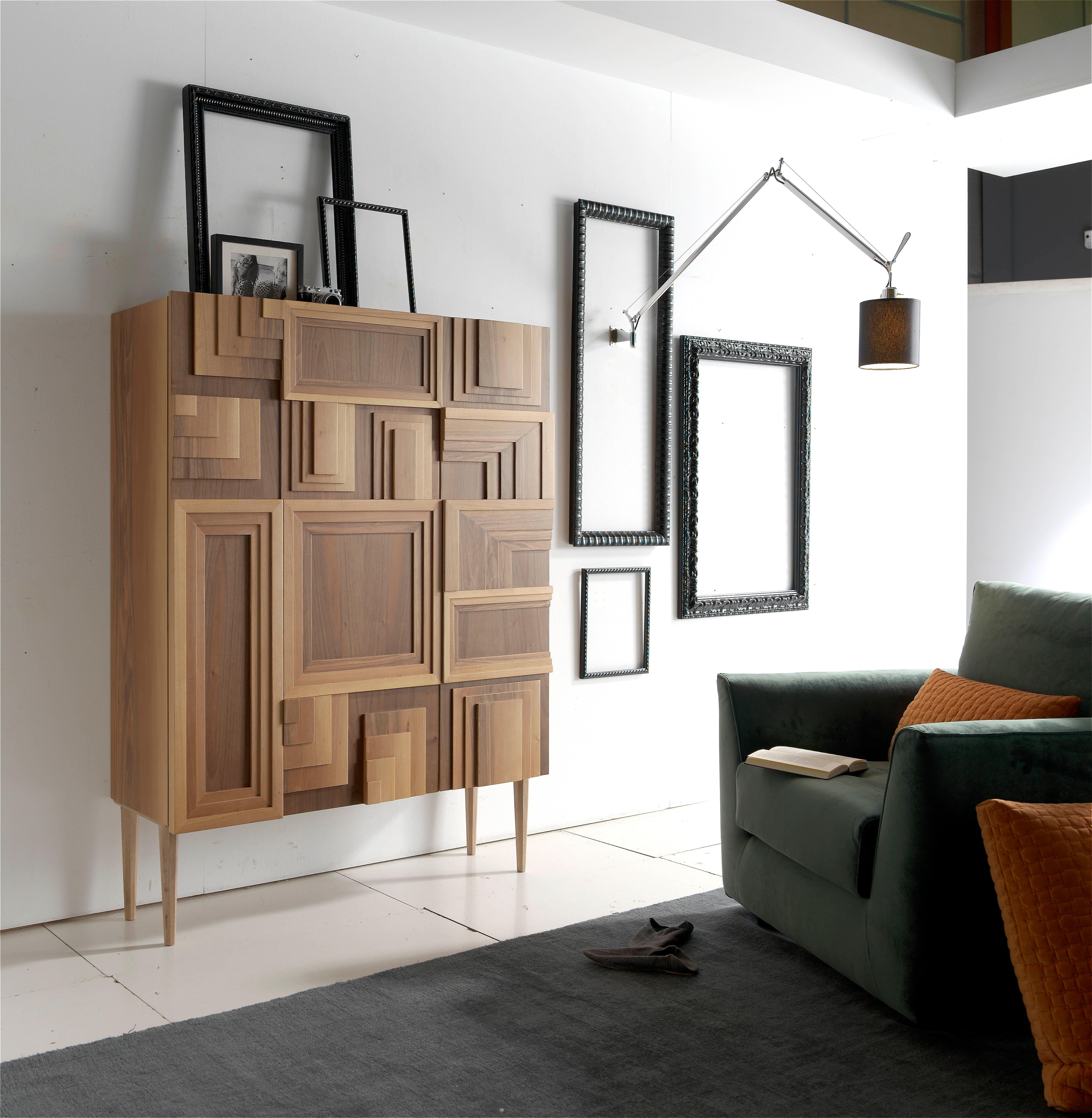 Mobiletto Totem in legno di Lola Glamour
Dimensioni: D 38,5 x L 120 x H 160 cm
Materiali: Wood.

Geometria in movimento, prospettiva e profondità in costante cambiamento. Linee pure ad angolo retto che si interrompono o si prolungano secondo un