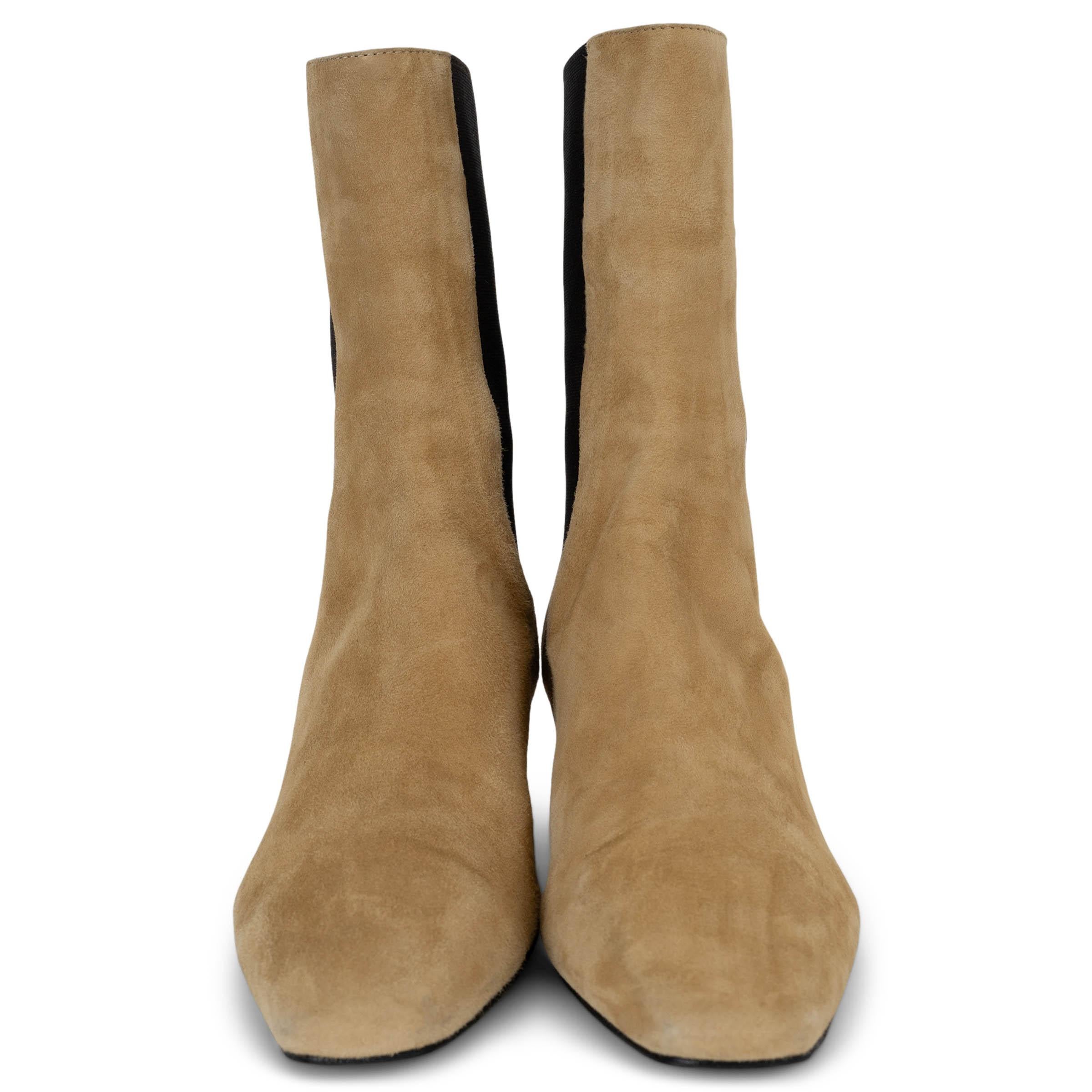 Questi stivaletti Totême The Mid Heel in pelle scamosciata beige, autentici al 100%, offrono un tocco di raffinatezza per tutti i giorni. Progettate con punte squadrate, inserti elastici marrone scuro e linguette a strappo, uniscono perfettamente