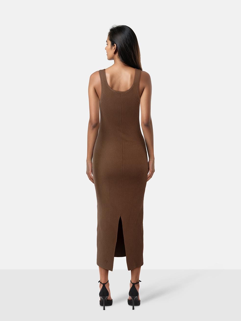 L'ÉTAT est très bon. L'usure de la robe est minime. Usure minimale sur le bas du devant et le bas du dos où des plucks au tissage sont visibles sur cet article de revente de designer TOTÊME d'occasion.
 

 

 

 Détails
 

 

 Modèle : Robe en