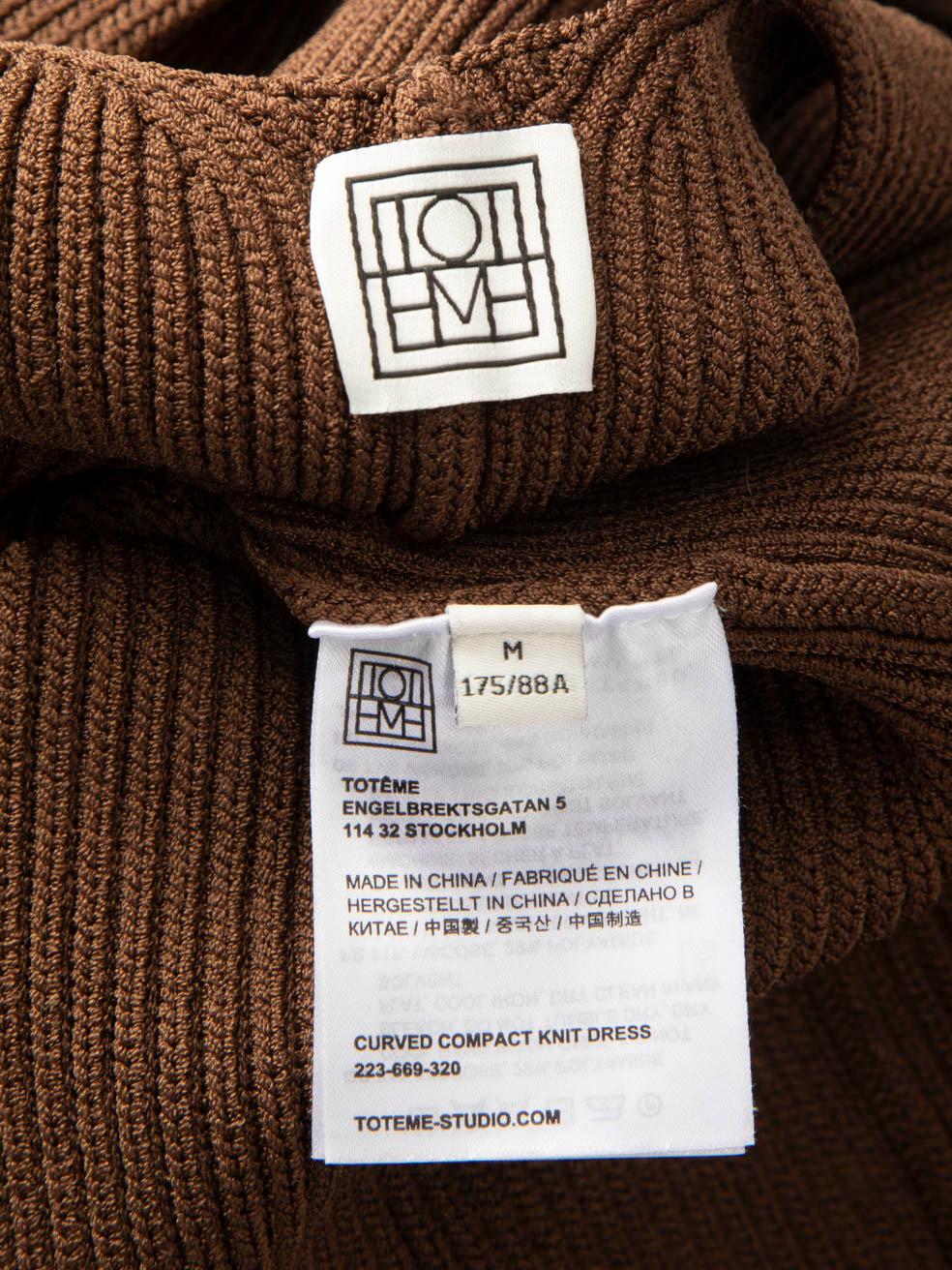 TOTÊME Robe en maille compacte incurvée marron Taille M en vente 2