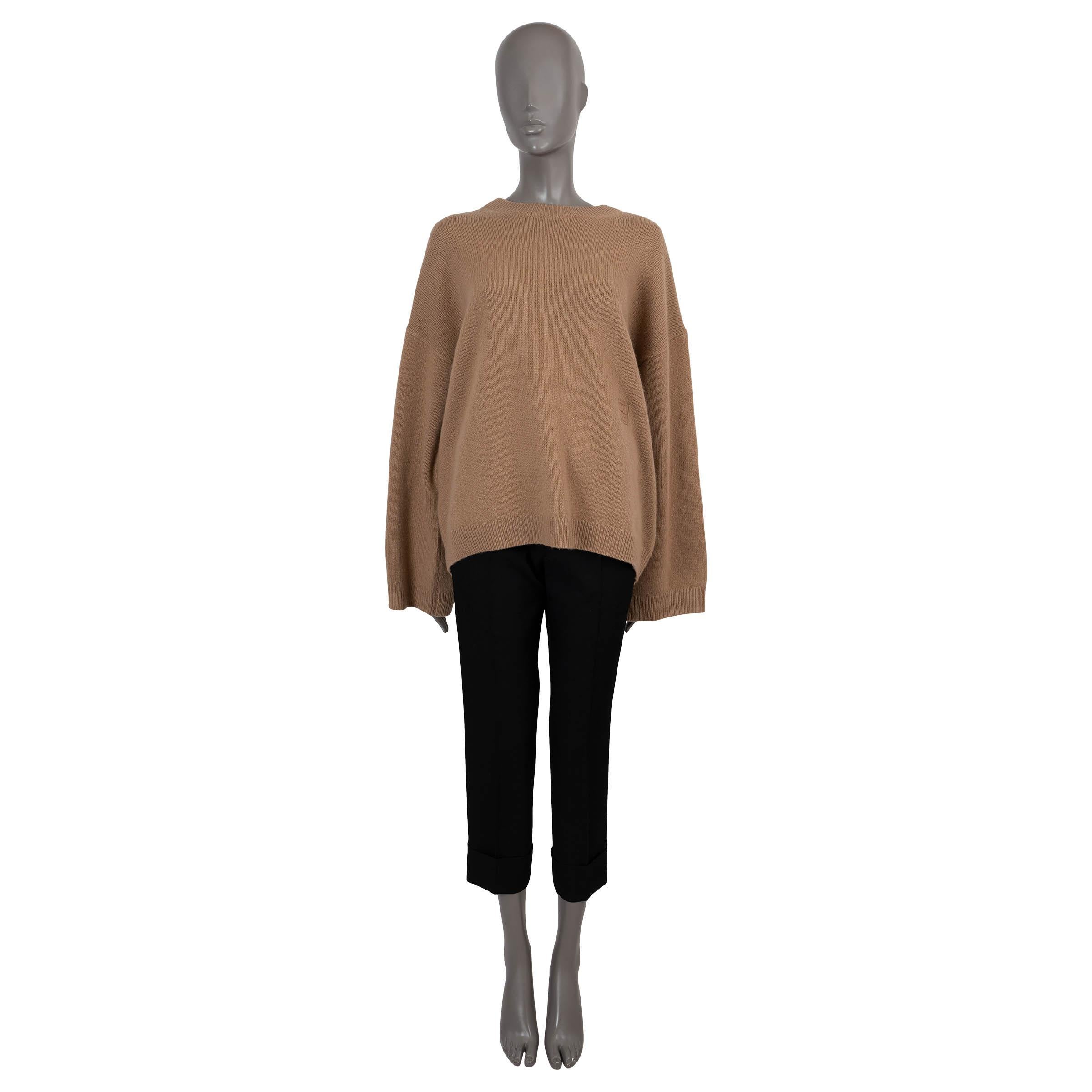 TOTÊME camel brown cashmere MONOGRAM EMBROIDERED OVERSIZED Sweater L In Excellent Condition In Zürich, CH