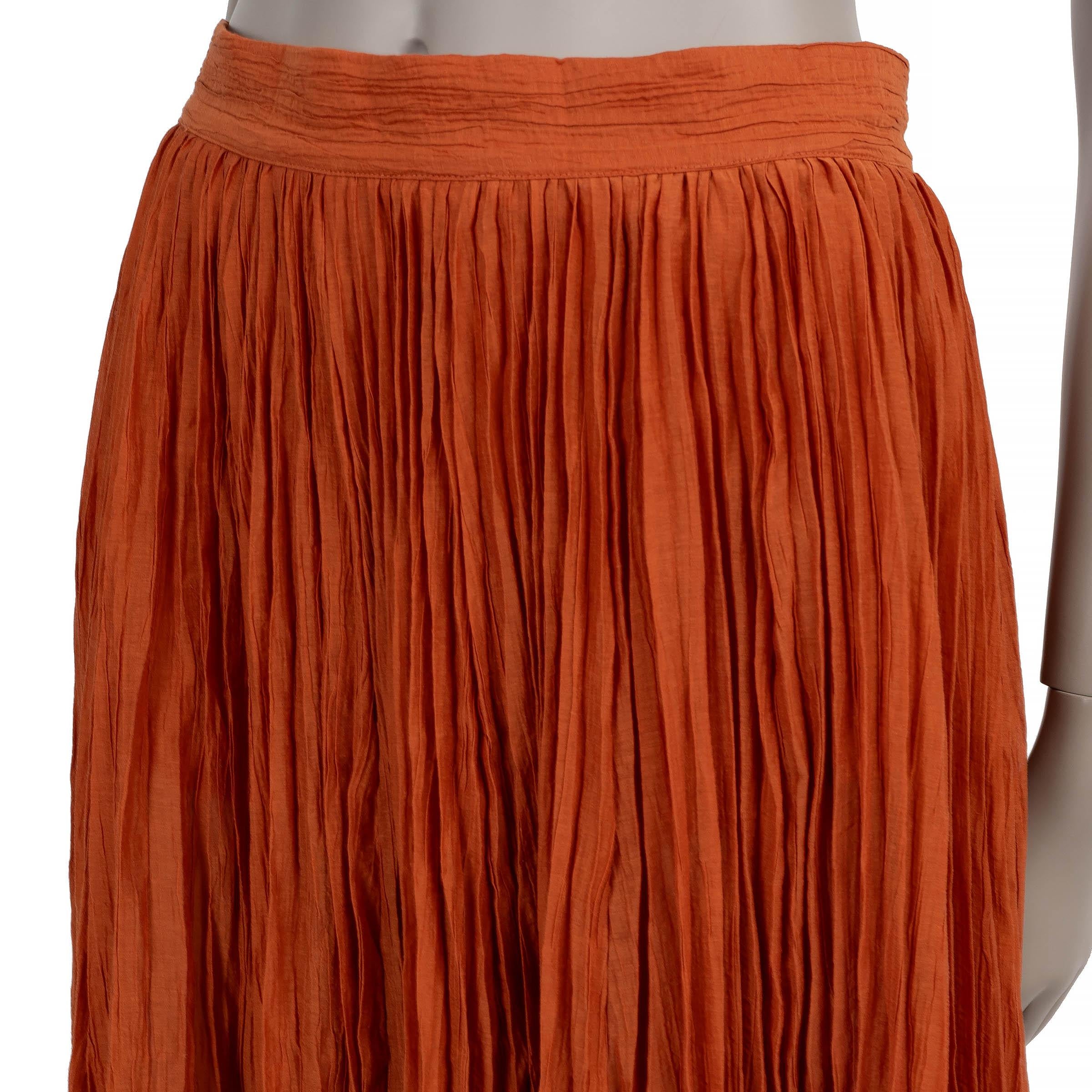 TOTÊME terracotta cotton CRINKLED PLISSE MIDI Skirt 36 S In New Condition For Sale In Zürich, CH