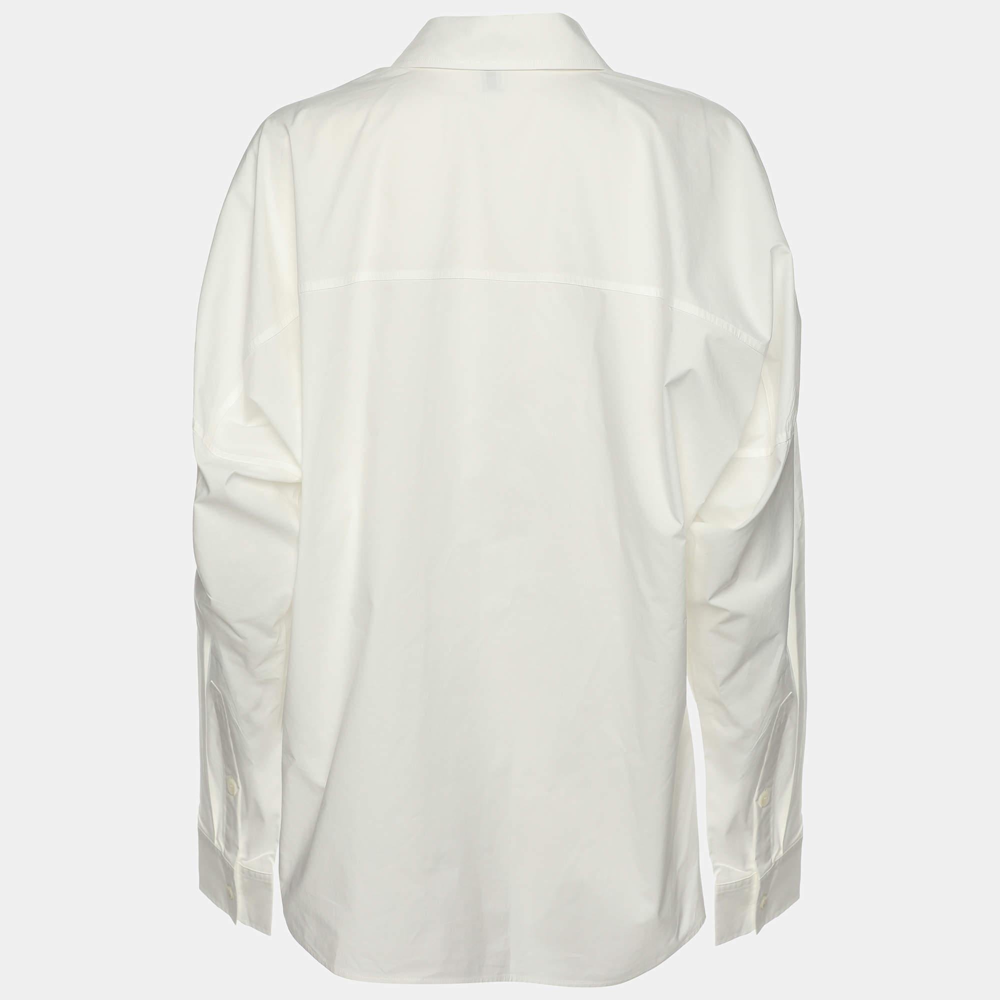 Las camisas son una parte indispensable del vestuario  por lo que esta marca te ofrece una creación tan versátil como elegante. Se ha confeccionado con material de calidad en un tono versátil. La camiseta está detallada con elementos de la firma y