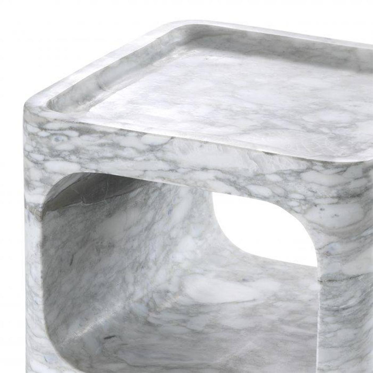 Francese Tavolino Totemico intagliato in marmo bianco di Carrera in vendita