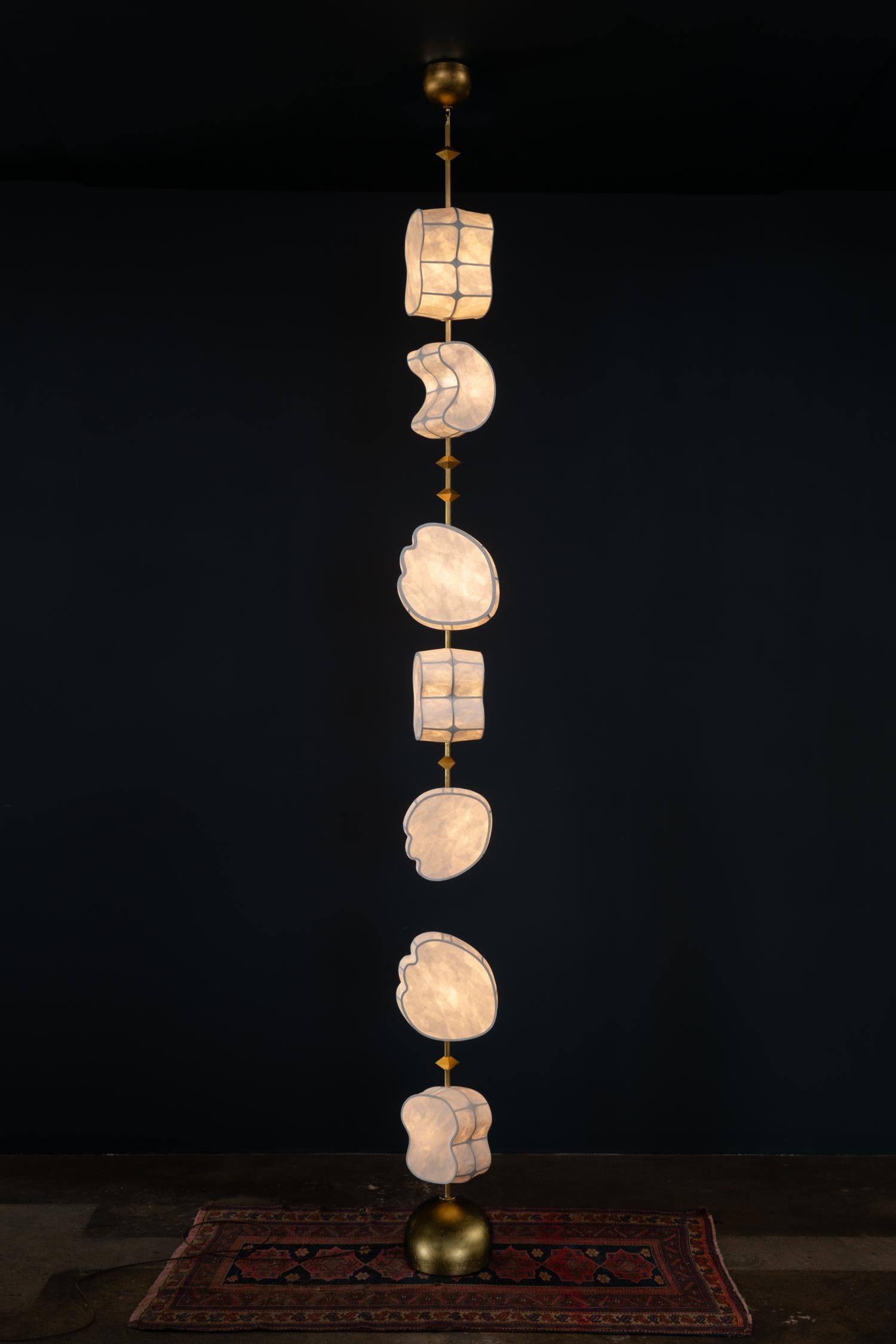 Die Totemic Pendelleuchte 5(4) + Stehlampe 2(1) ist eine Kombination aus der Totemic Stehlampe und der Pendelleuchte.

Totemic ist die neueste Beleuchtungskollektion von Andrea Claire Studio.  In allen Kulturen dienen Totems als Bedeutungsgefäße,
