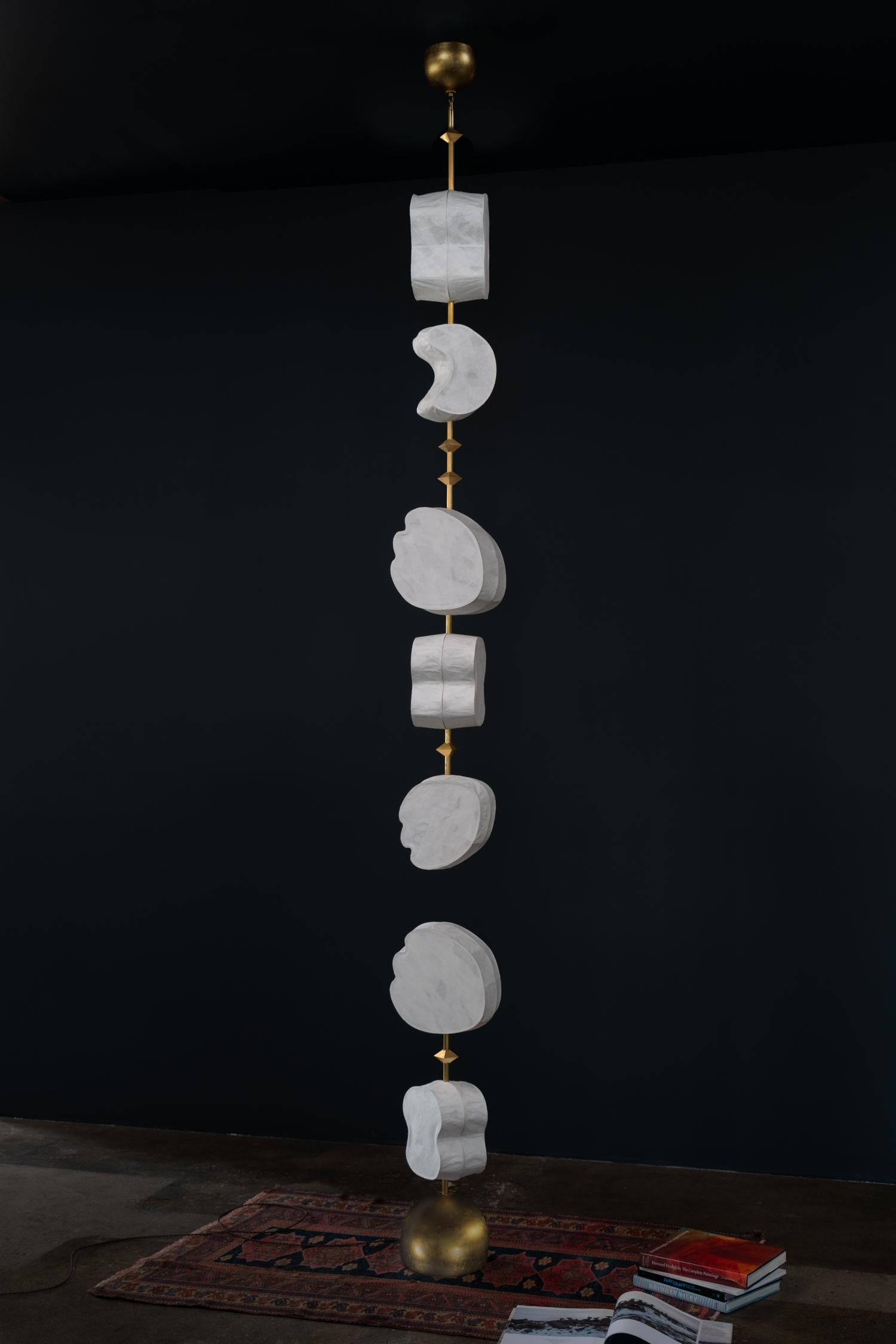 Totemic Pendelleuchte 5(4) + Stehlampe 2(1) von Andrea Claire Studio (Moderne) im Angebot