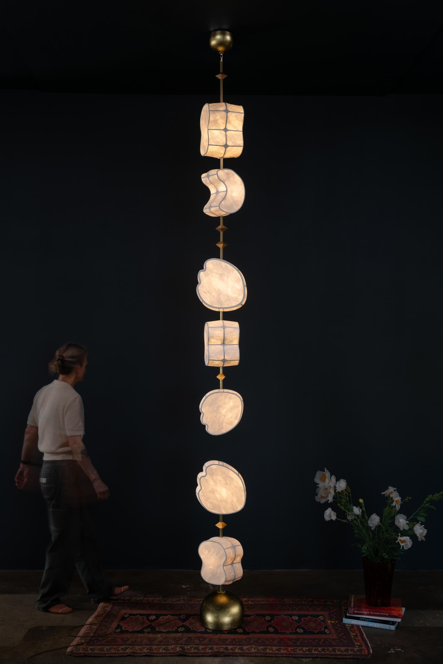 Totemic Pendelleuchte 5(4) + Stehlampe 2(1) von Andrea Claire Studio (amerikanisch) im Angebot