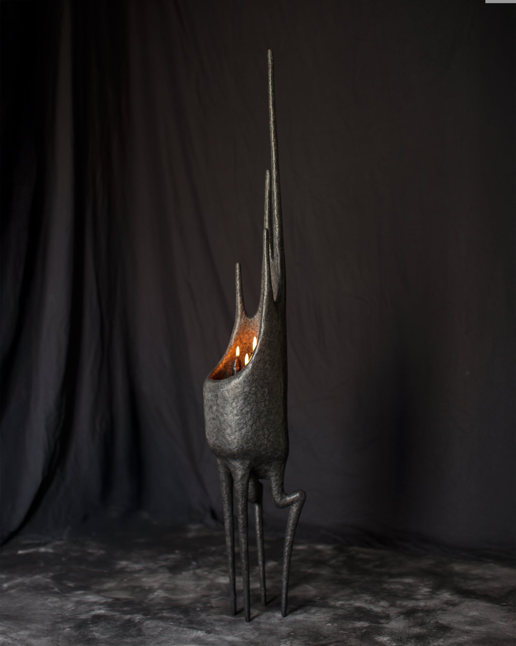 Skulpturaler Totem-Leuchter ECCLESIO, Organisches bionisches Design, Recyclingpapier

MATERIALIEN: Recyceltes Altpapier, Metallrahmen, Kerzenhalter aus Glas, dekorative und schützende Beschichtung
Abmessungen: 21 (T) × 21 (B) × 124 (H) cm
Auflage: