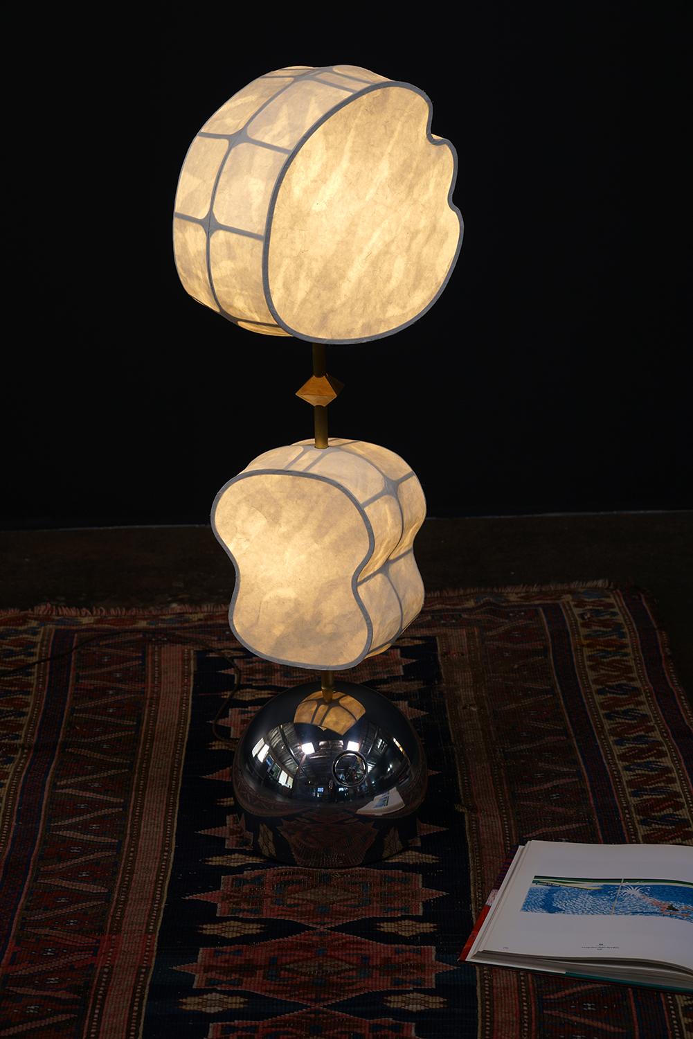 La Totemic Standing Lamp 2(1) è una lampada a stelo con 2 paralumi in carta Hanji (August 12, Sage 10.5) e 1 perla di diamante.

Totemic è l'ultima collezione di illuminazione di Andrea Claire Studio.  In tutte le culture, i totem fungono da