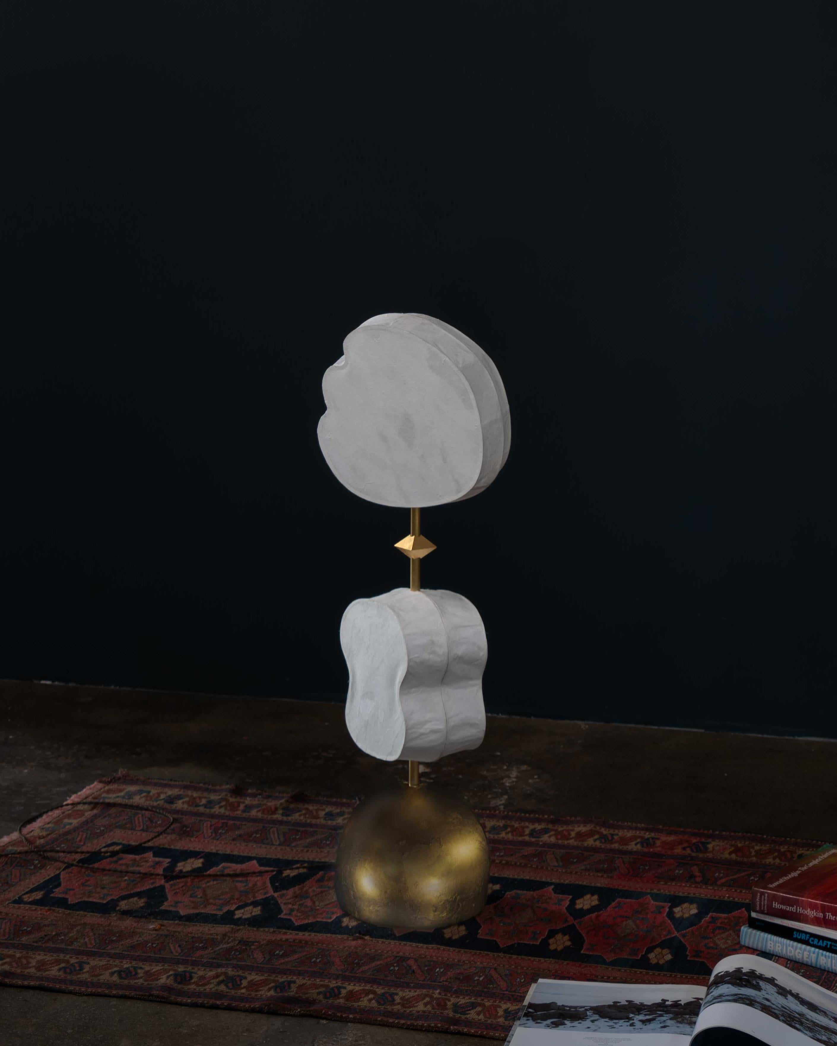 La Totemic Standing Lamp 2(1) è una lampada a stelo con 2 paralumi in carta Hanji (August 12, Sage 10.5) e 1 perla di diamante.

Totemic è l'ultima collezione di illuminazione di Andrea Claire Studio.  In tutte le culture, i totem fungono da