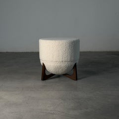 Taburete Arquitectónico "TOTEMO" de FORME en Dedar Bouclé Marfil, Patas de Caoba Profunda