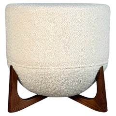 Sgabello architettonico "TOTEMO" di FORME in bouclé Avorio Dedar Milano, gambe in noce