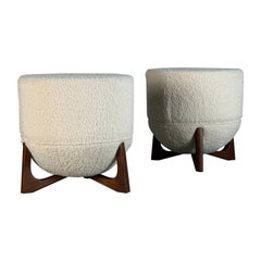 Taburetes Arquitectónicos "TOTEMO" de FORME en Dedar Bouclé Marfil, Patas de Caoba