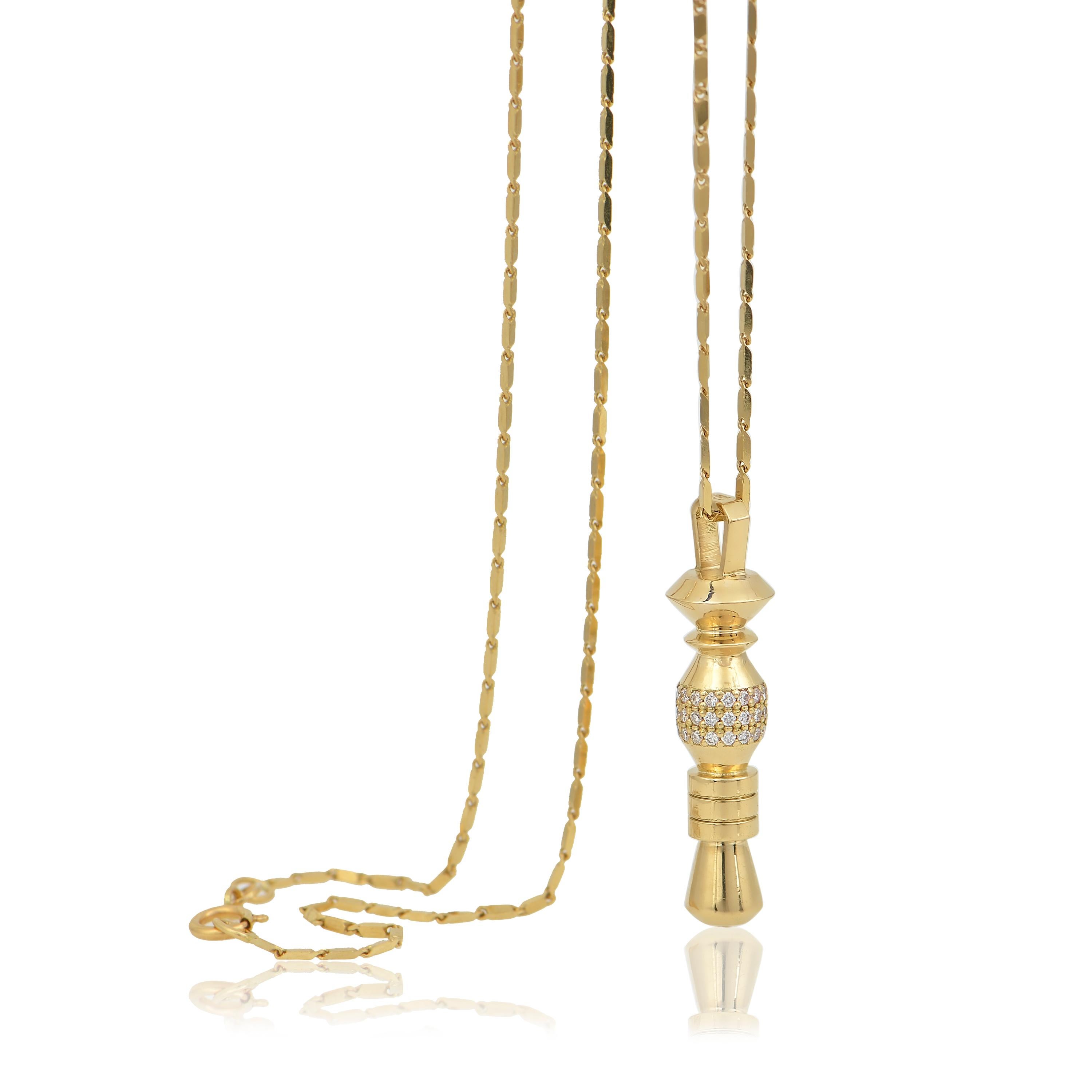 Taille ronde Pendentif Totem en or jaune 18 carats avec diamants et saphirs en vente