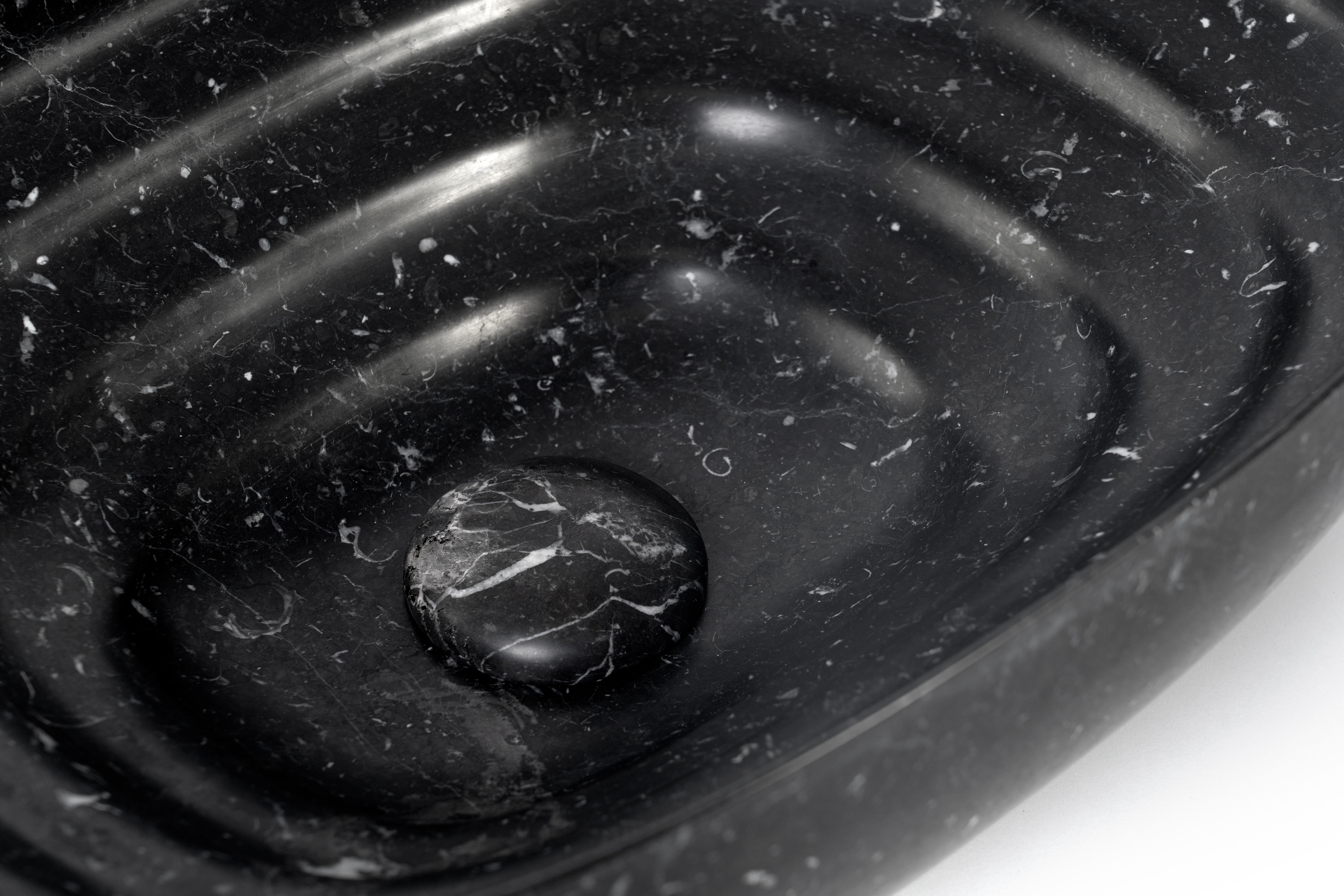Other TOTO - Countertop washbasin in Carrara Marble and Nero Marquina For Sale