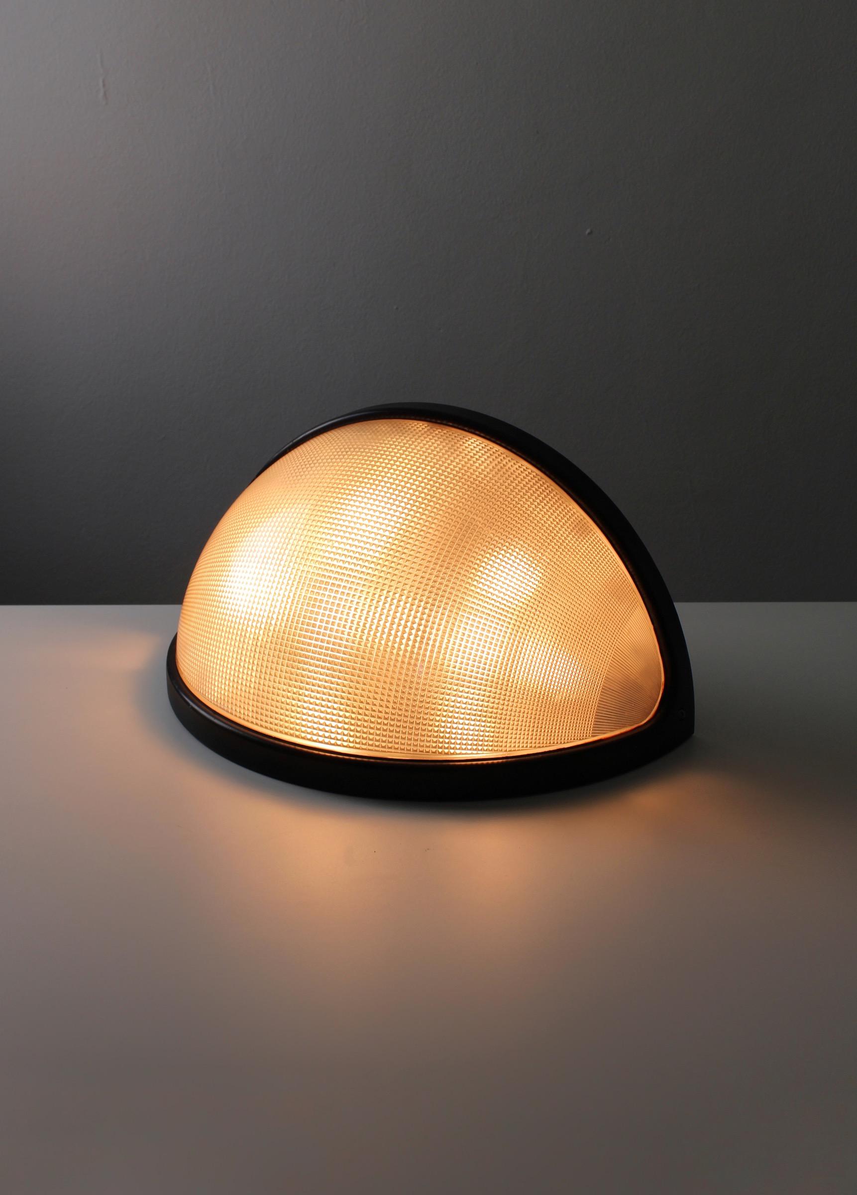 Grand lampadaire Totum, conçu par Marilena Bocatto, Gian Nicola Gigante et Antonio Zambusi. Produit par la société d'éclairage Zerbetto, basée à Padoue, en Italie. La lampe Totum est adaptée à un usage extérieur, et vous pouvez les apercevoir dans