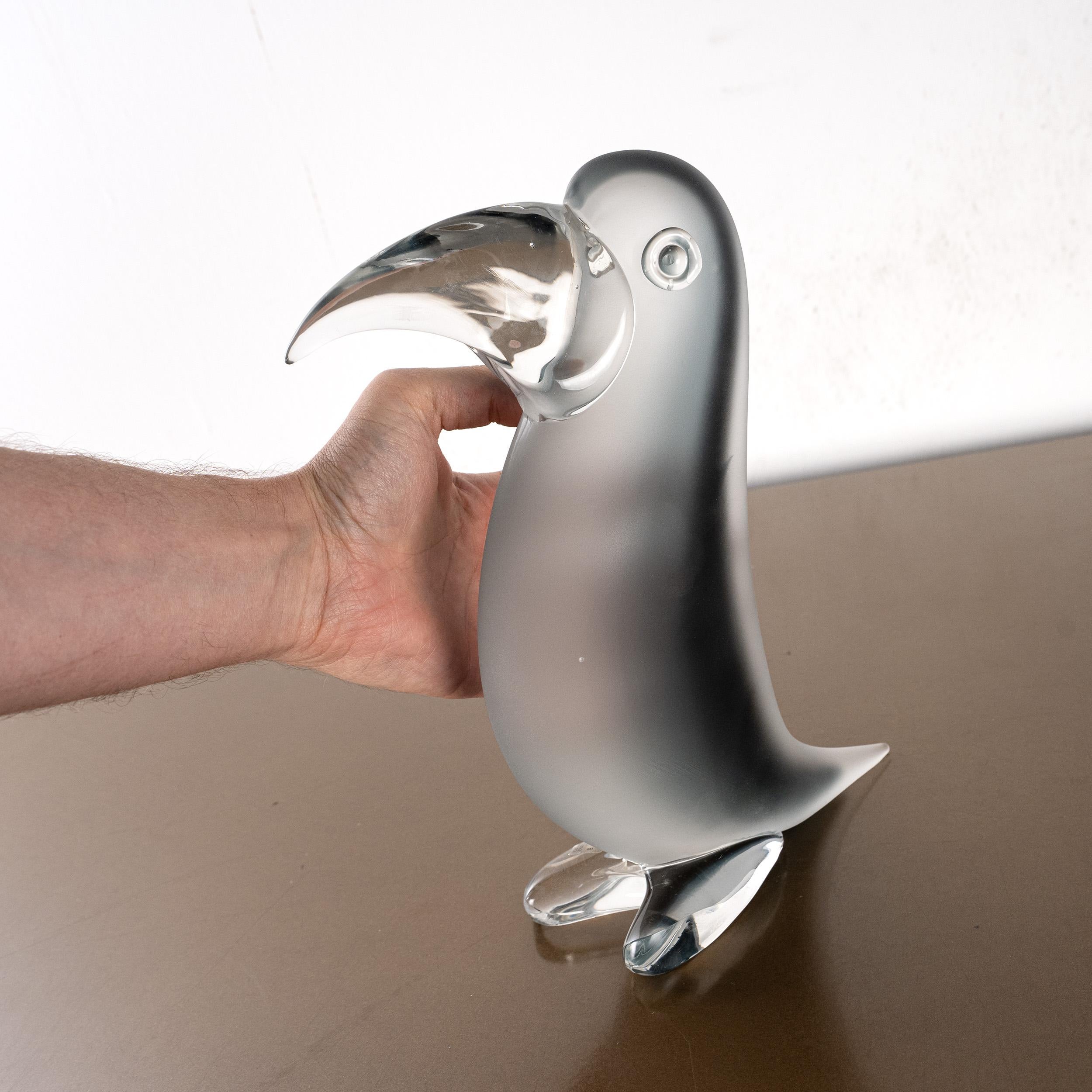 Tukan Vogel Skulptur in Grau Murano mattiertes Glas italienisches Kunstdesign auf Lager (Muranoglas) im Angebot