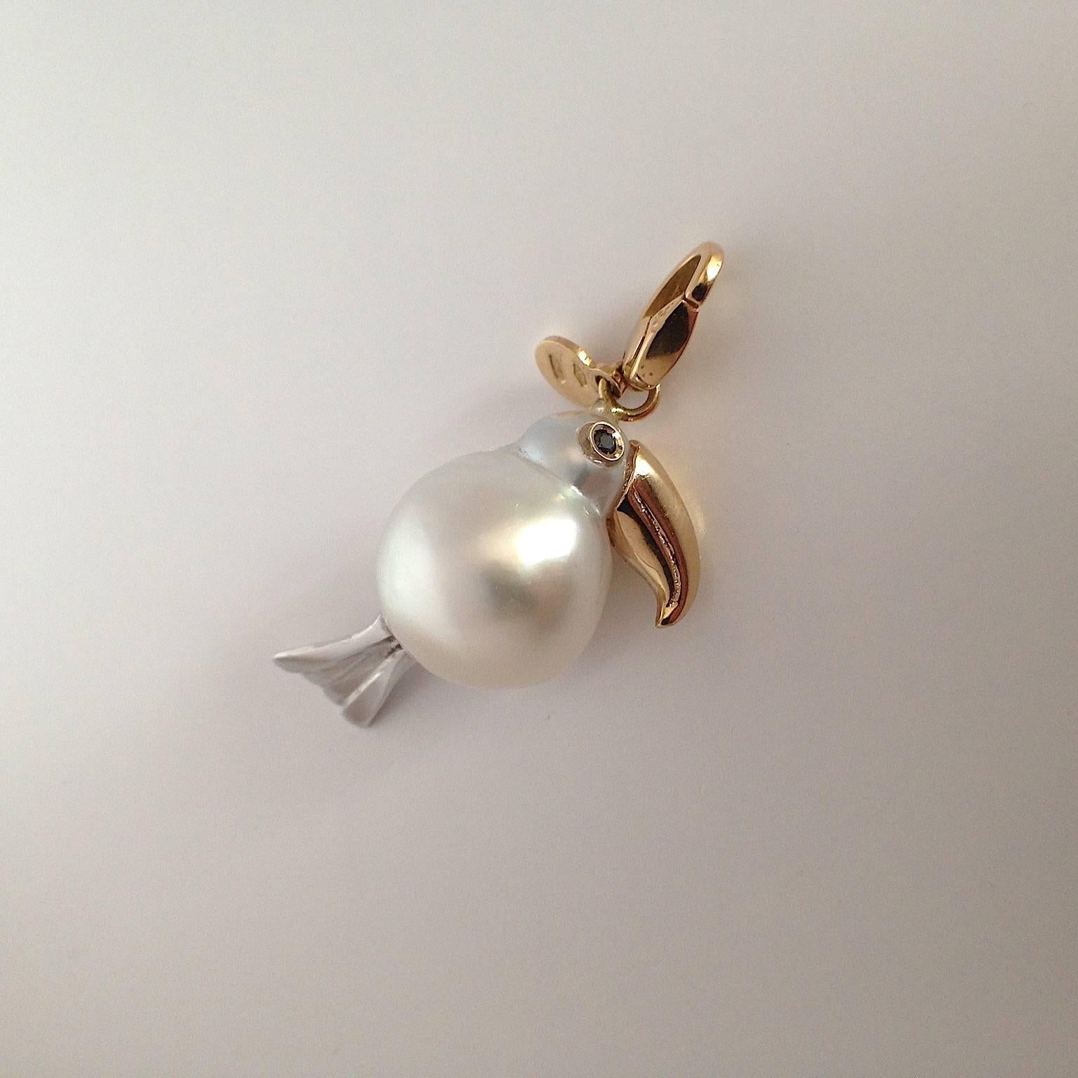 Toucan Black Diamond White and Yellow 18Kt Gold Pearl Charm or Pendant Necklace
Handcrafted  black diamond  ct 0.02 and gold g 3.17 with Australian pearl toucan pendant can be worn as a beautiful pendant around the neck or as a charm on a