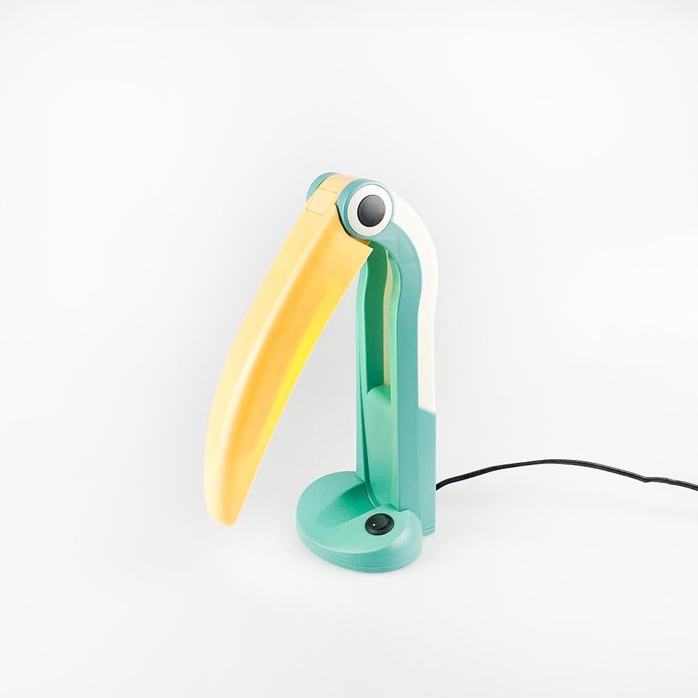 Toucan desk lamp, Tungslite designed by H.T. Huang 80s

Color Yellow/Green

PL-S 11 W bulb.

It has a small crack inside, see photos.

Measurements: 26x10x6 cm.
