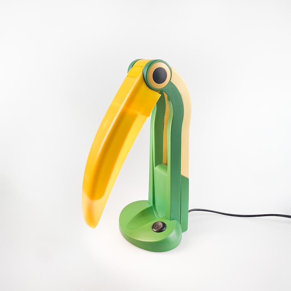 Toucan desk lamp, Tungslite designed by H.T. Huang 80's

Color Yellow/Green

PL-S 11 W bulb.

It has a small crack inside, see photographs.

Measurements: 26x10x6 cm.