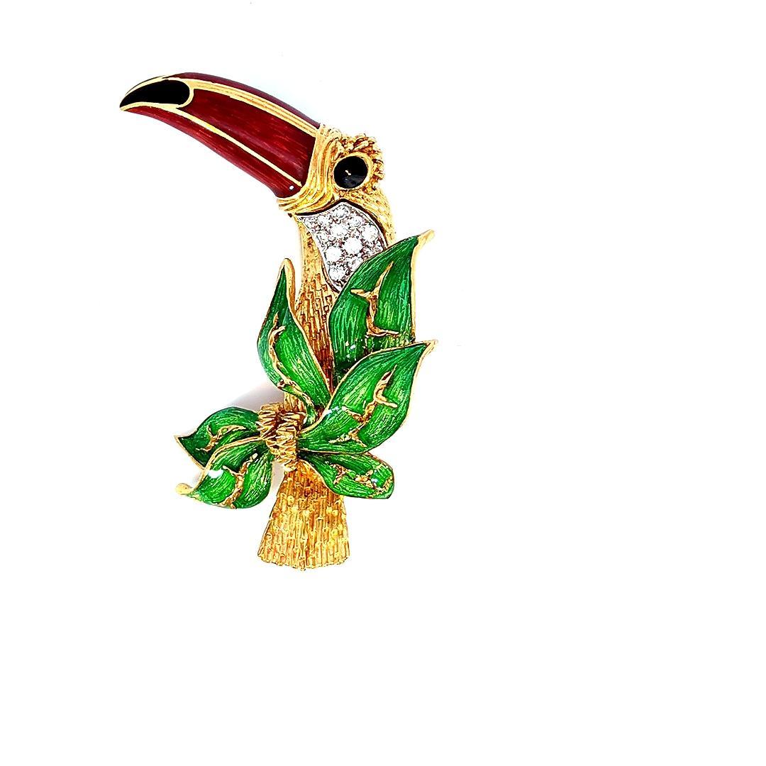 Round Cut Toucan Diamond and Enamel Vintage 1950s Pin 18K Gold For Sale