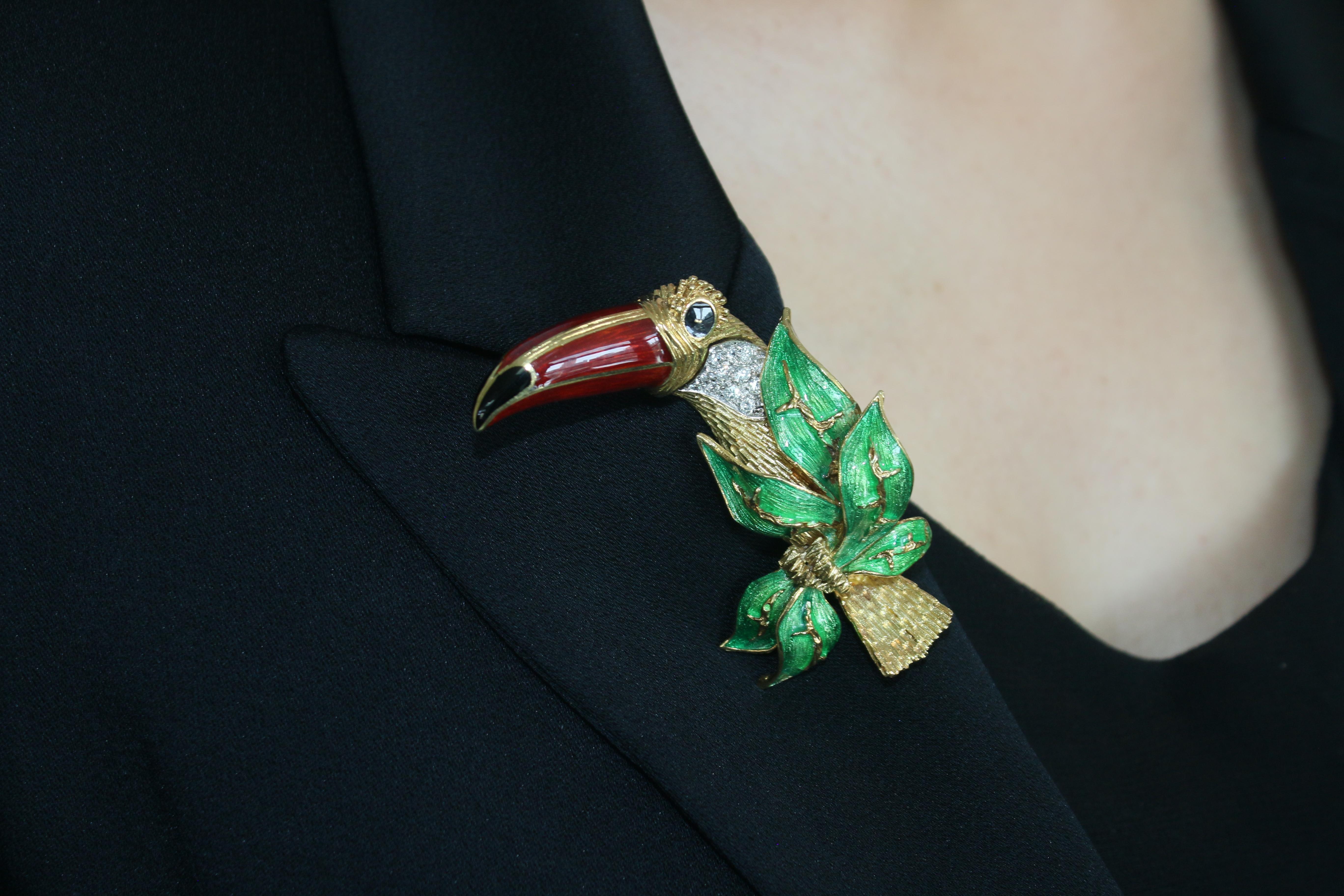 Toucan Diamond and Enamel Vintage 1950s Pin 18K Gold For Sale 1