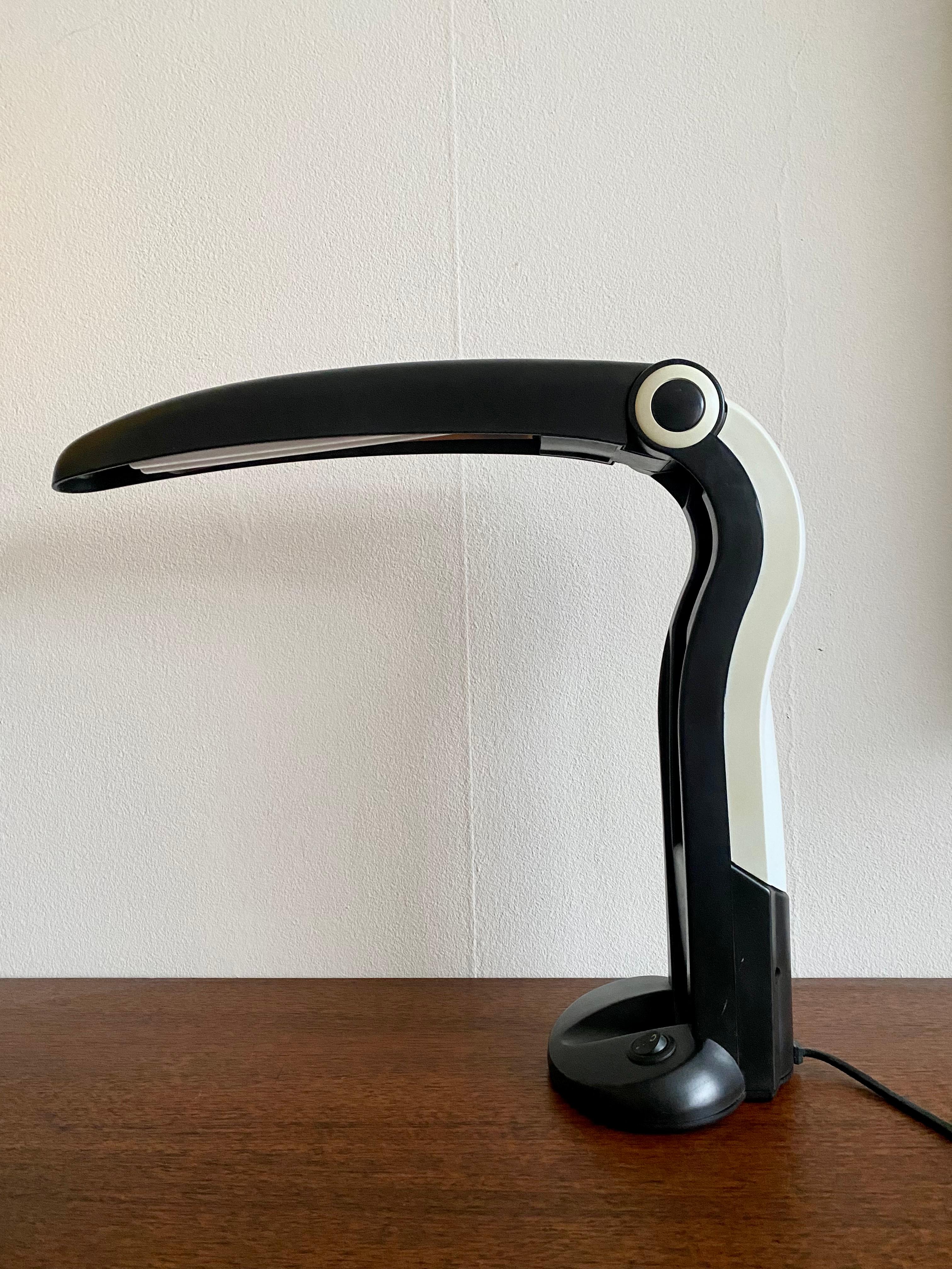 20ième siècle Lampe de table ou lampe de bureau toucan / pélican par H.T. Huang, ca. 1980 en vente