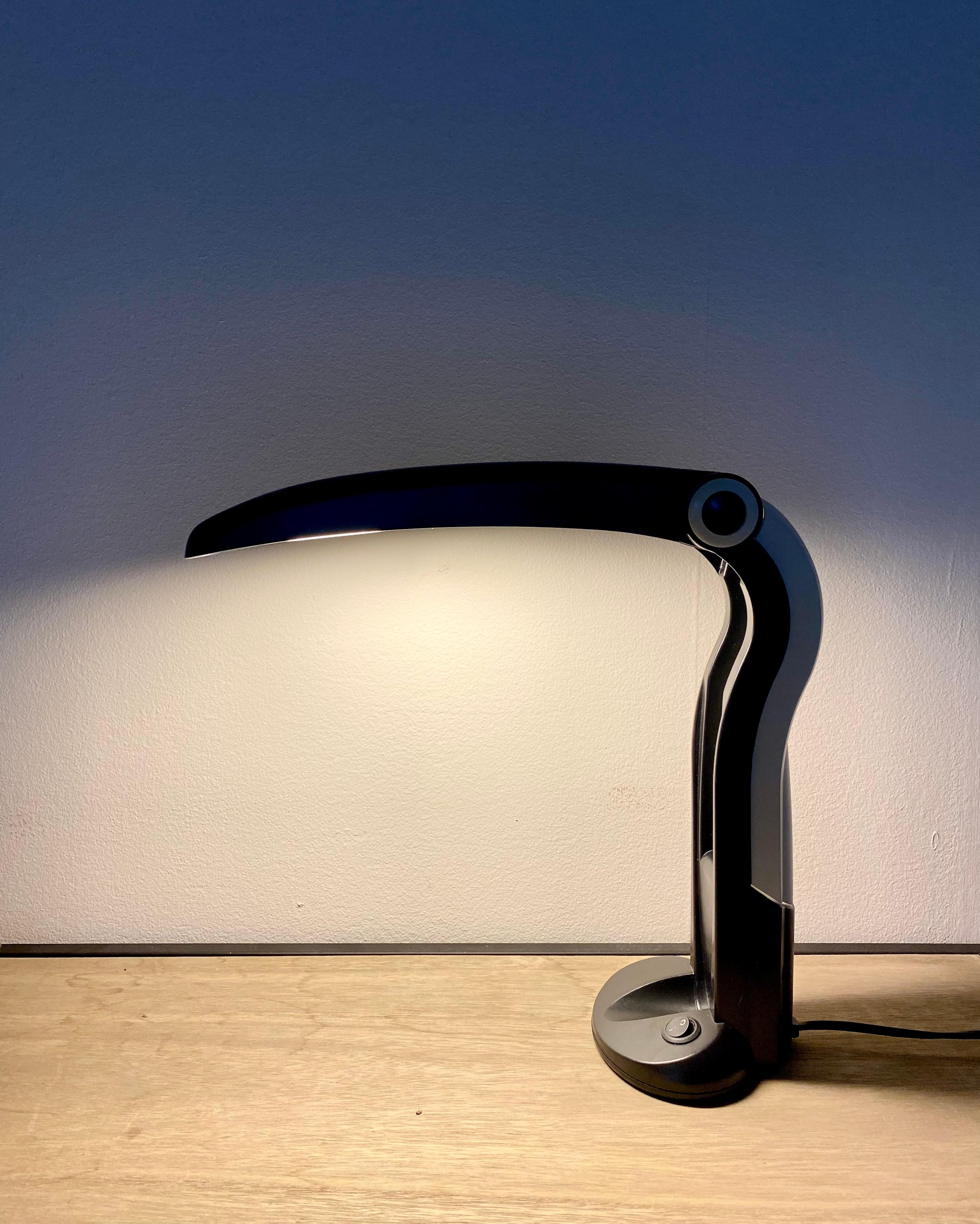Plastique Lampe de table ou lampe de bureau toucan / pélican par H.T. Huang, ca. 1980 en vente