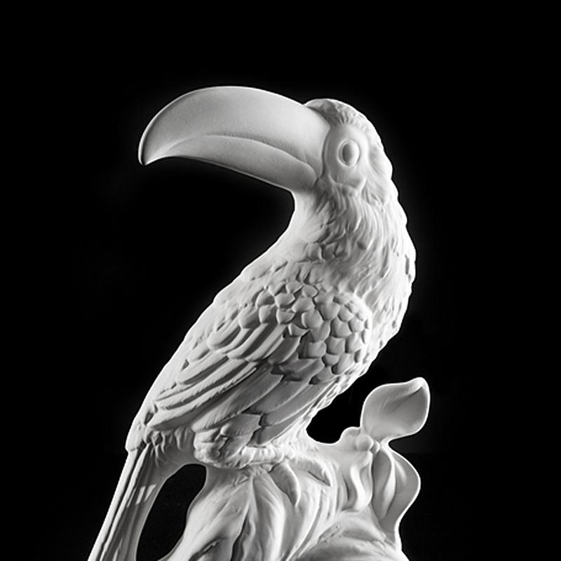 Sculpture Toucan made with white ceramic.


