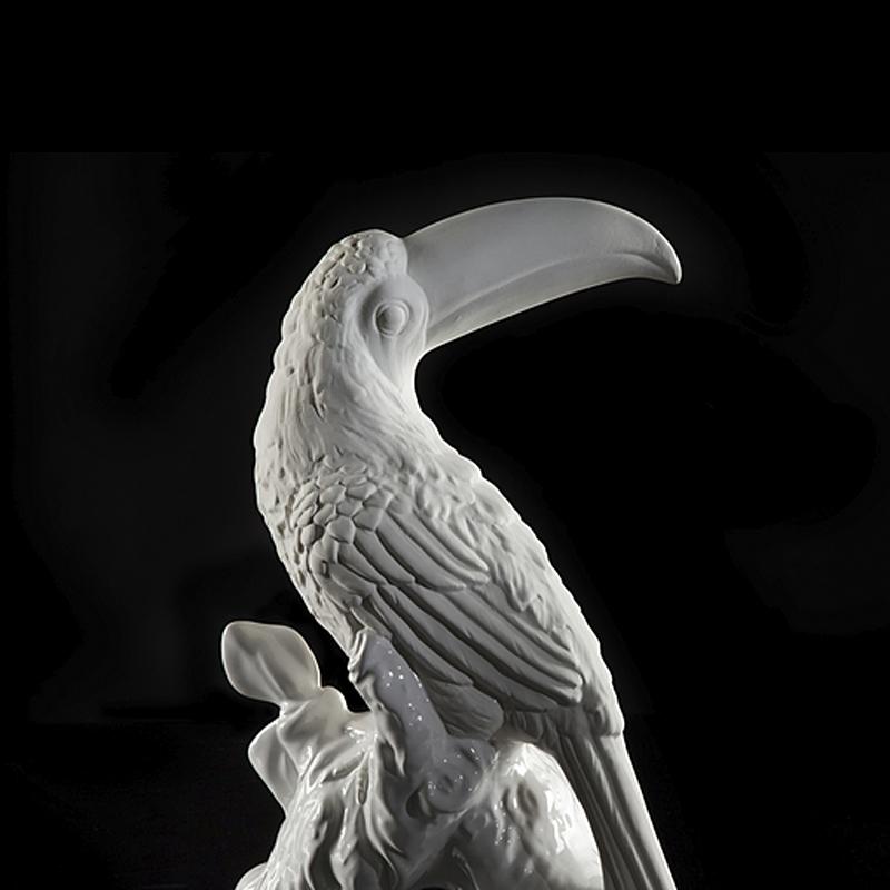 Fait main Sculpture toucan en céramique blanche en vente