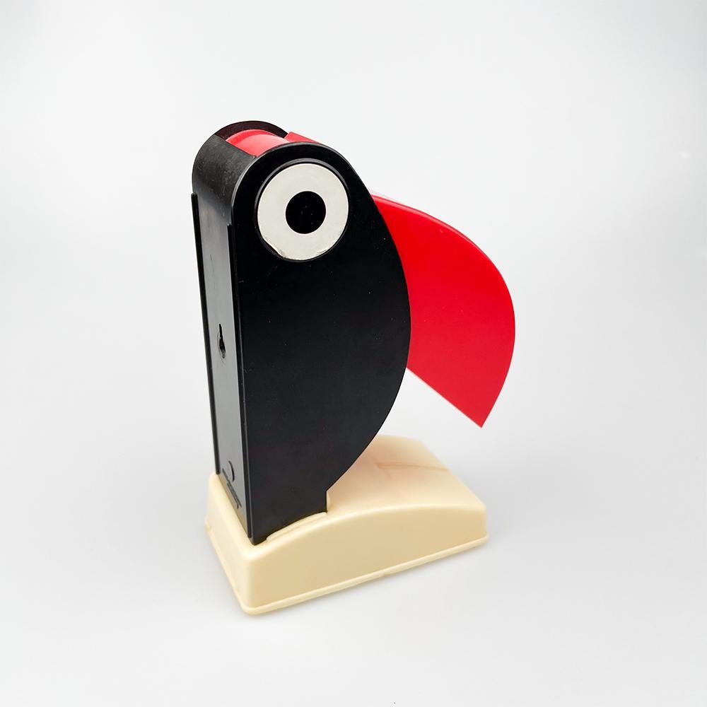 Toucan table lamp, 1980's

Made of plastic. It works with two 1.5 v type C batteries.

E10 2.5v bulb. The switch is the opening of the spout.

It can be hung on the wall with a small hole on the back.

Measurements: 20x13x6 cm.
