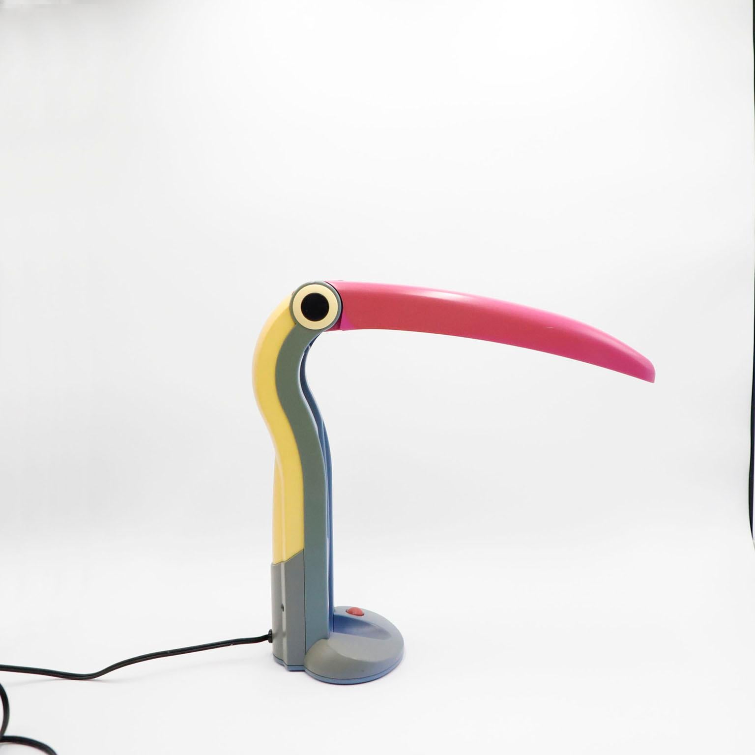 We offer this vintage table lamp in toucan form, designed by H.T Huang in the 1980s with original label. The lamp works. 
Due to time, some parts of the lamp are in another color tone.