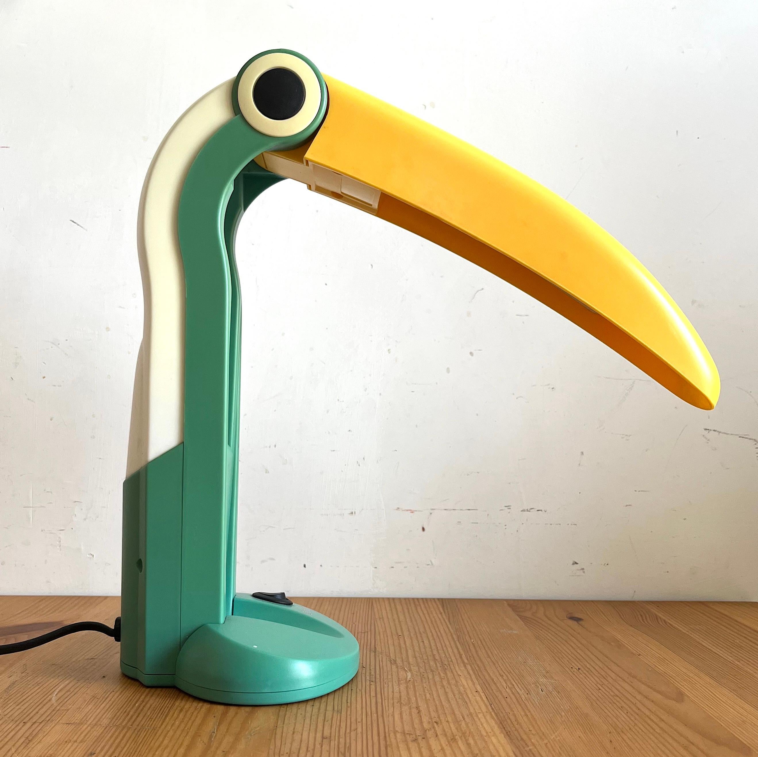 Gorgeous desk lamp designed by HT Huang for Huangslite. This piece has a distinctive yellow beak which combined with the green and white structure creates a whimsical combination that evokes the atmosphere and creativity of the 80s.
Manufactured