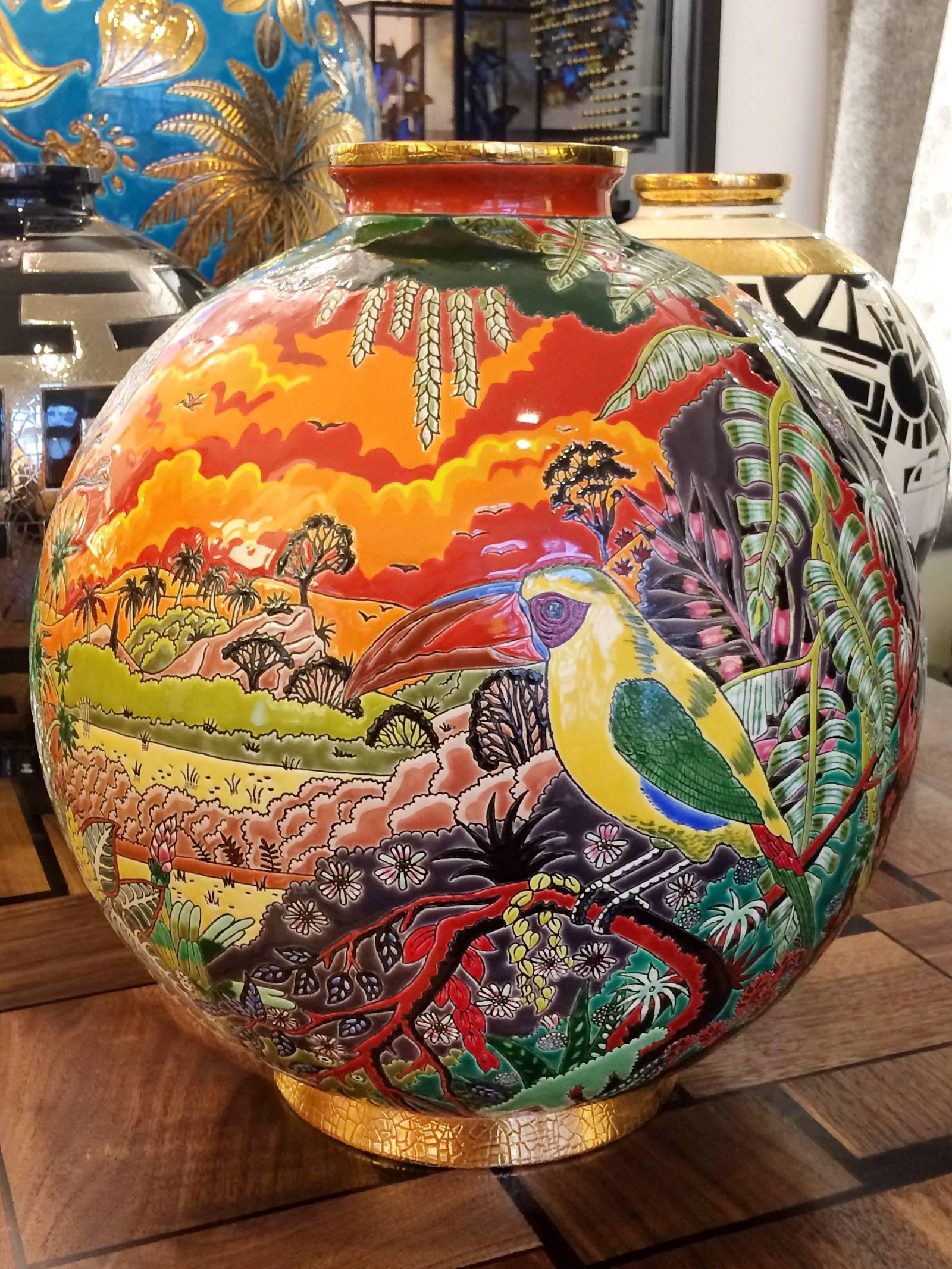Vaso Toucan colorato, Emaux de Longwy
dalla Francia, vaso non impermeabile, decorativo
vaso, pezzo eccezionale in edizione limitata
di 50 pezzi. Eartenware realizzato a mano. 
