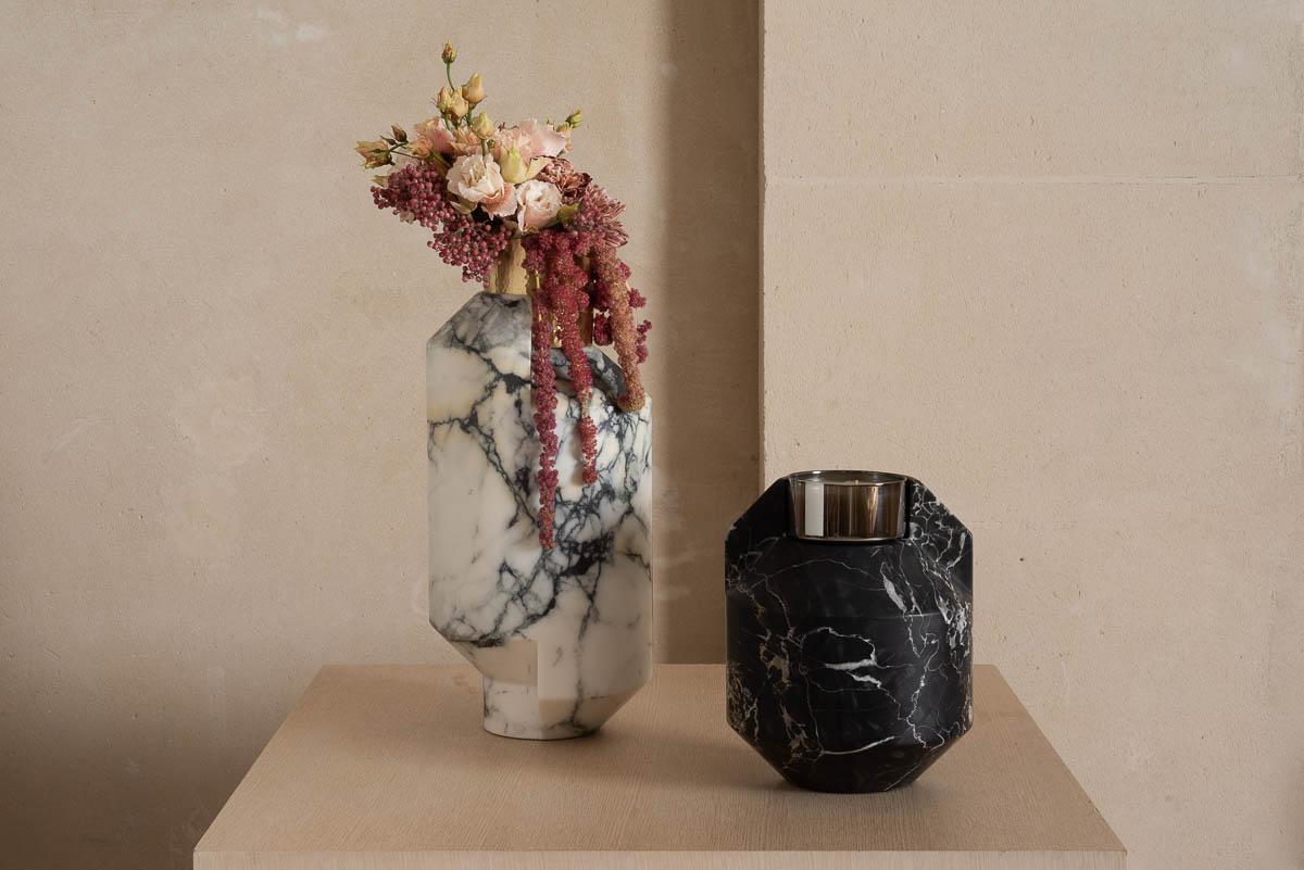 Kleine Toucana-Blumenvase und Kerzenständer aus Paonazzo-Marmor (Französisch) im Angebot