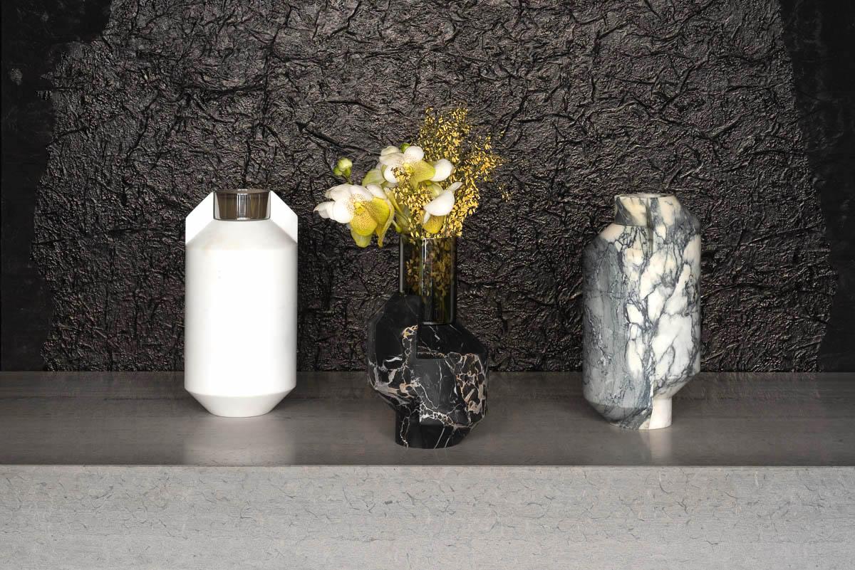 Toucana-Blumenvase und Kerzenhalter aus Portoro-Marmor  (Moderne) im Angebot