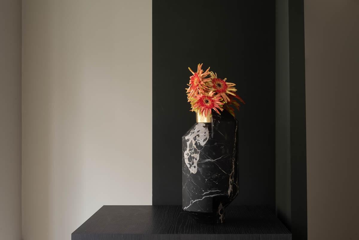 Toucana Große Portoro-Marmor-Blumenvase und Kerzenhalter (Moderne) im Angebot