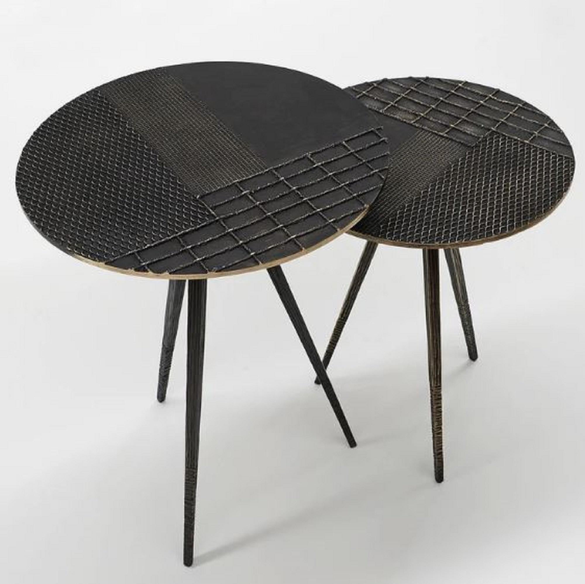 From the idea of patterns and textures emerges an atmosphere of emotion – a subtle interplay of touch, elegance, and artistic vision. This is embodied in a unique table, where handcrafted surfaces meet the timeless character of cast metal. A true