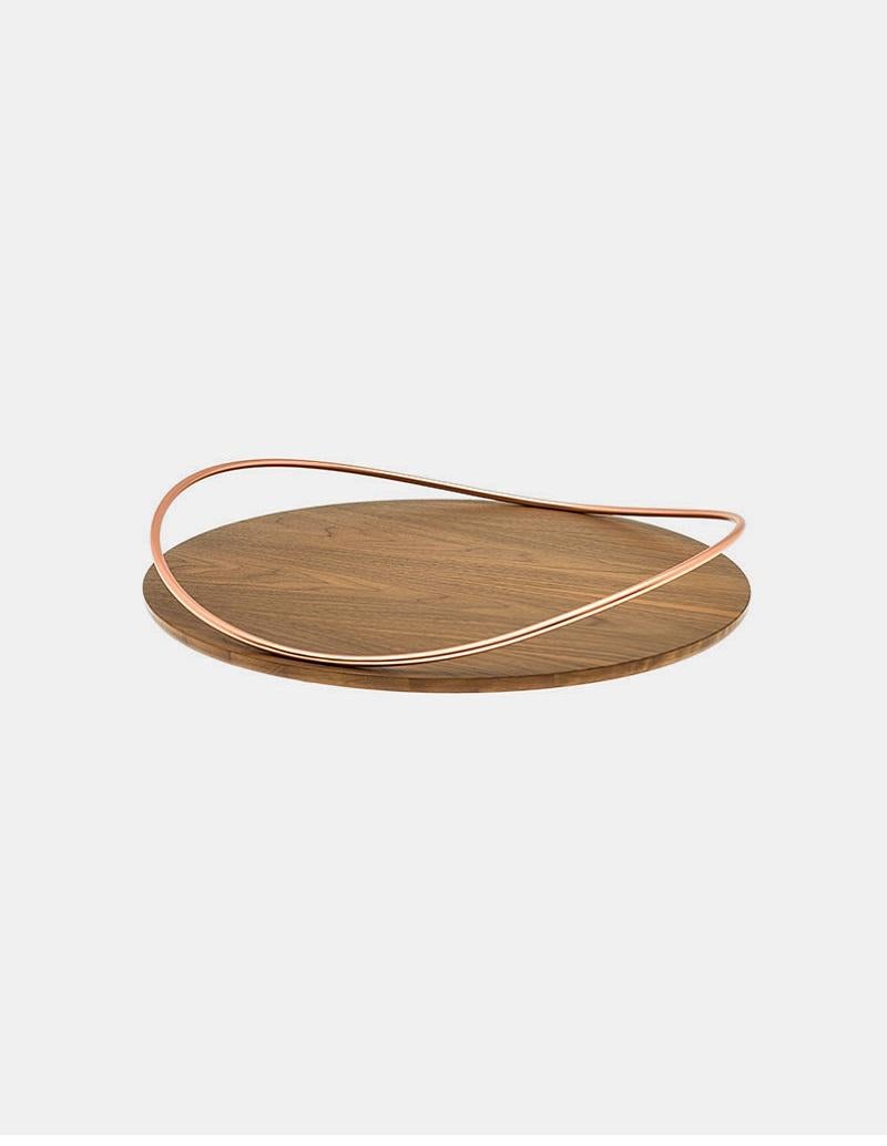 Touché Bois Canaletto by Mason Editions.
Dimensions: D 36 cm
Materials: Walnut Canaletto wood.


A light metal rod that rests on the surface and then lifts up, almost touching the surface with a quick tap, a movement that defines the handles of