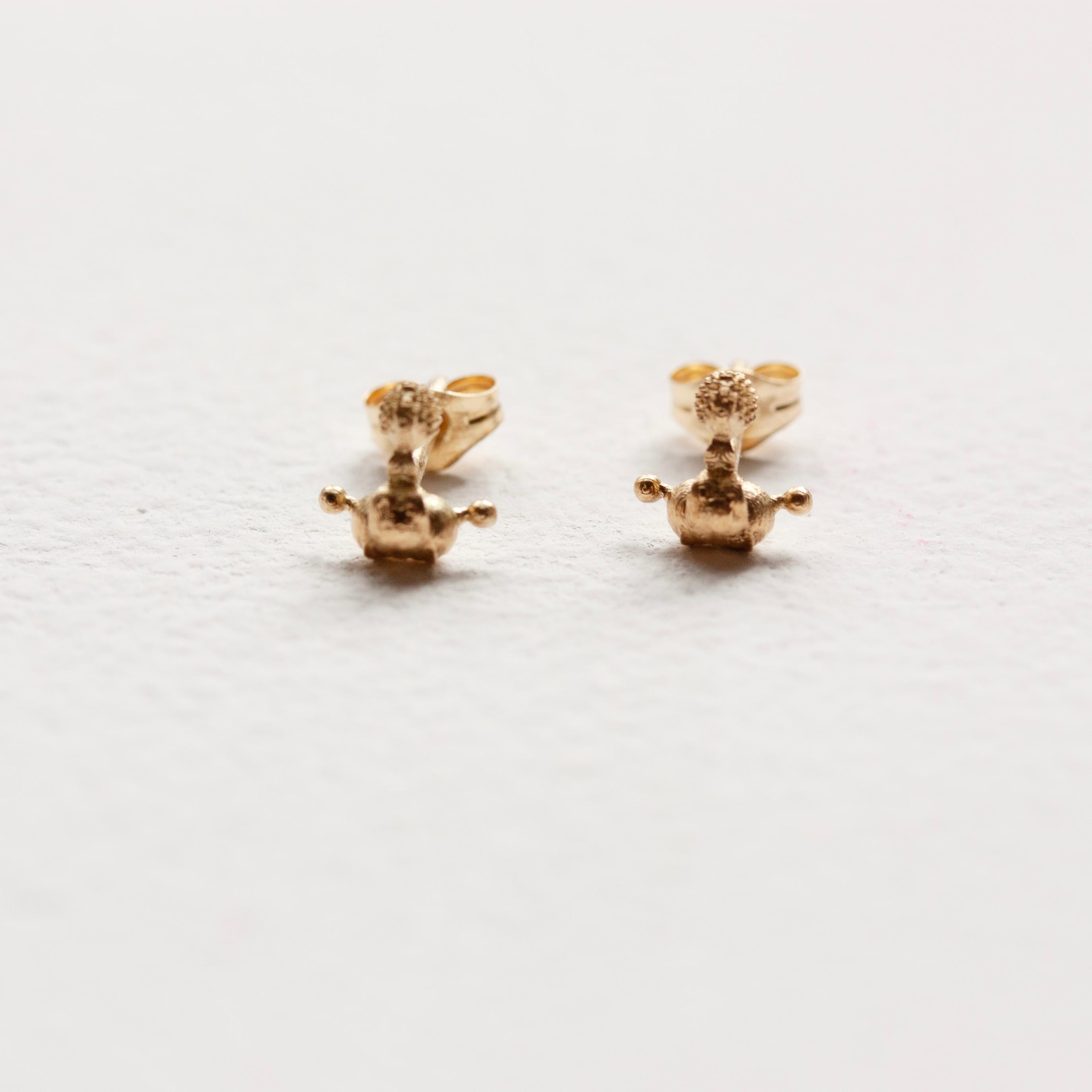 Women's or Men's Touching The Invisible 18-Karat Yellow Gold Single pattern Earrings