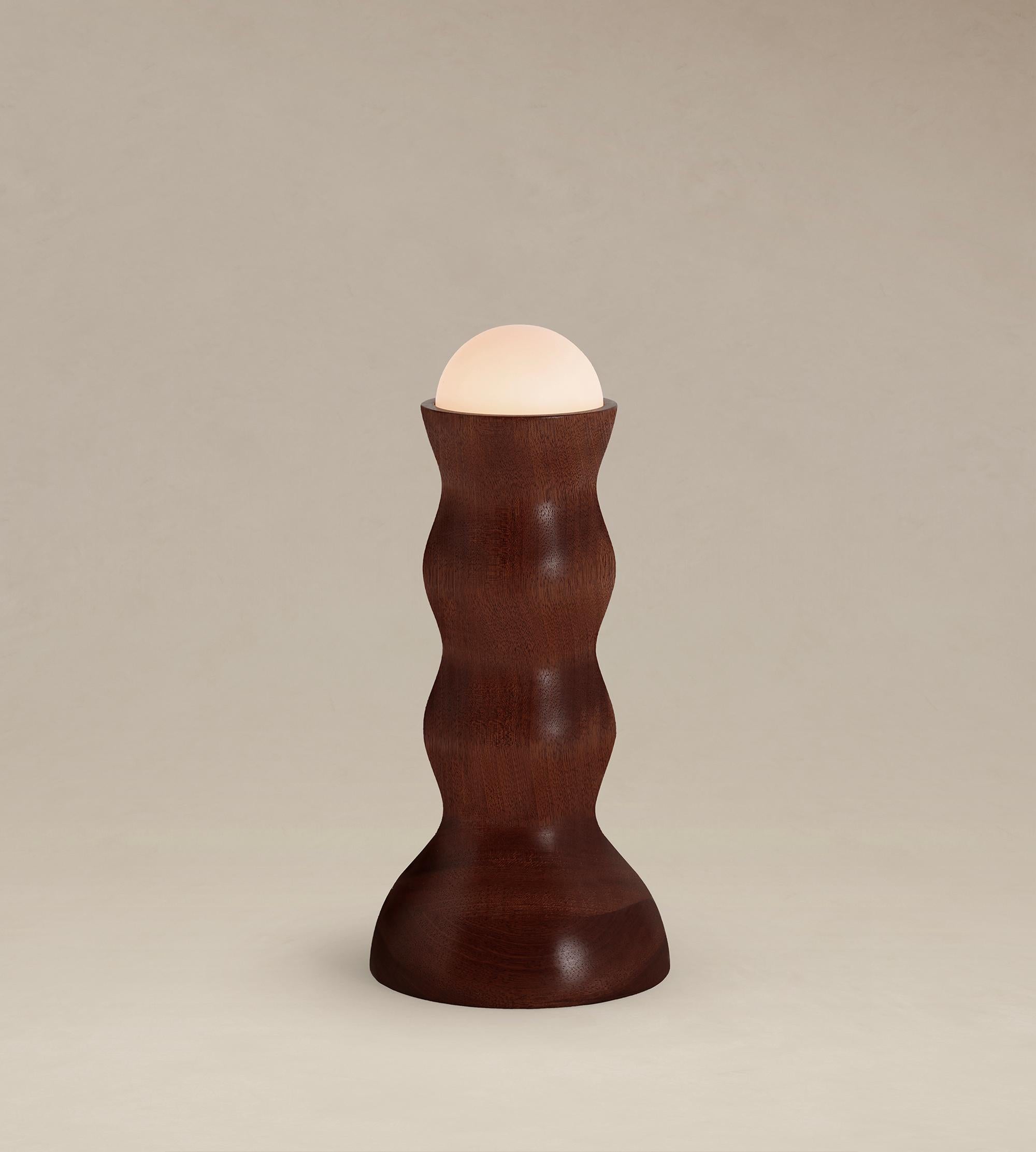 Lámpara de mesa Tougarine de Aède Studios
Dimensiones: P 15 x An 15 x Al 33 cm. 
Materiales: Caoba labrada. 

Luz regulable con bombilla halógena. Disponible en caoba labrada o en roble. Hay materiales personalizados disponibles bajo pedido. Póngase