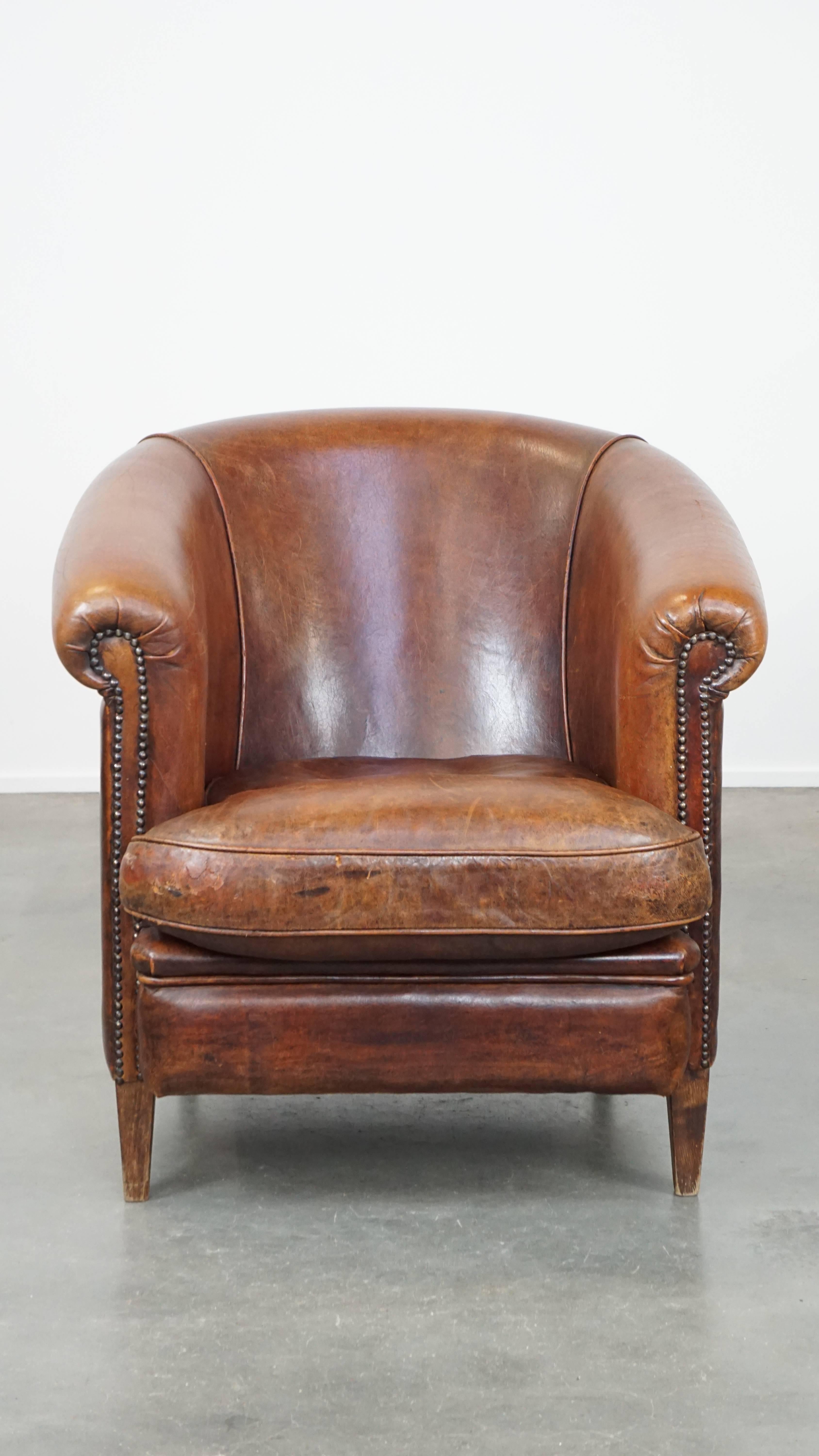 Are you looking for a comfortable club armchair with a great look and a rugged edge? Look no further! This sheepskin club armchair comes in a beautiful cognac color and a timeless design. It is finished with decorative nails, adding a touch of