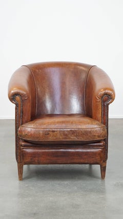 Fauteuil club doux, élégant et confortable en peau de mouton de couleur cognac