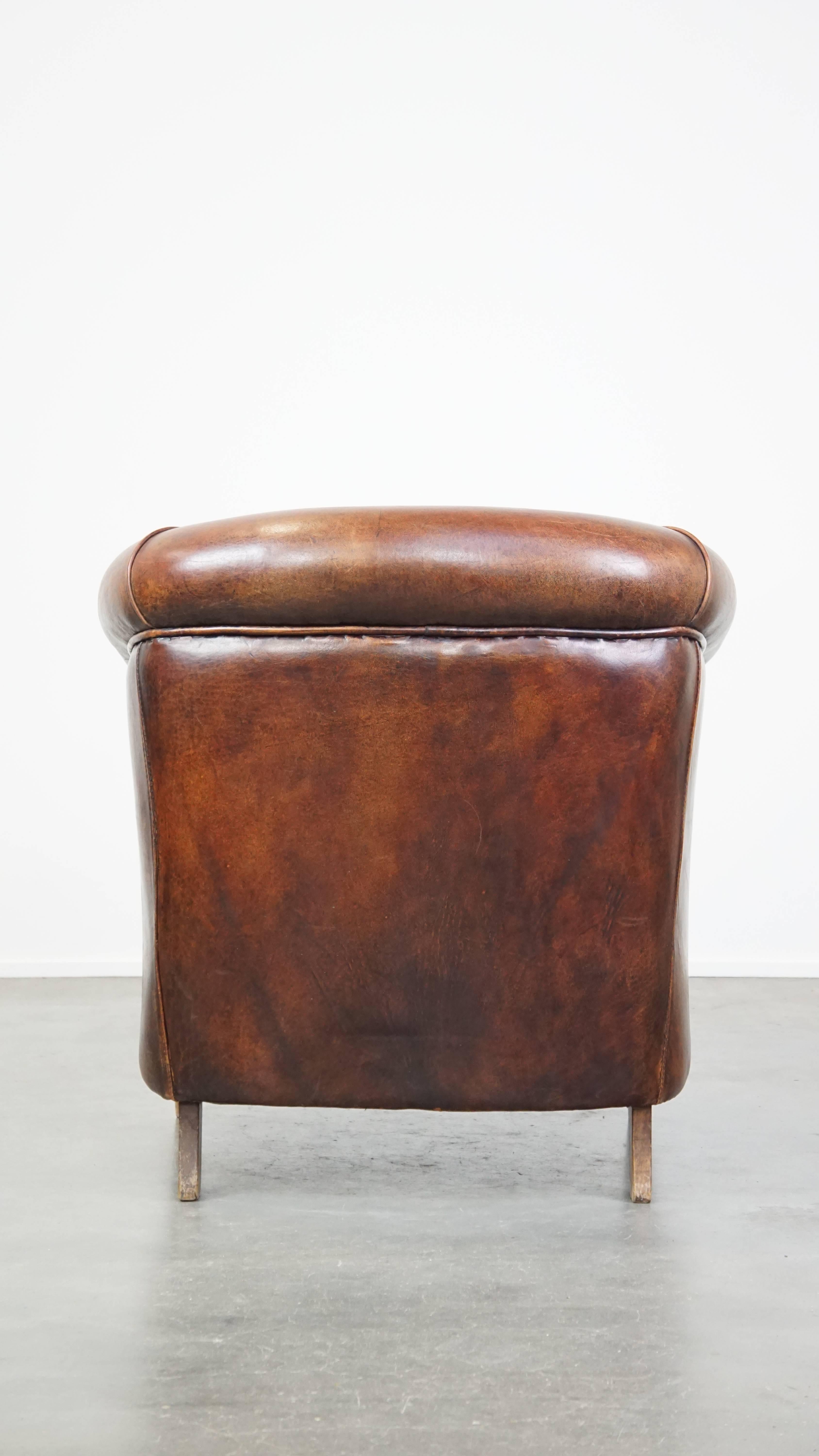 Tough, characterful, and comfortable cognac-colored sheepskin club armchair In Good Condition For Sale In Harderwijk, NL