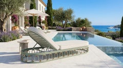 Lettino da esterno Toulon in metallo laccato con base a onda scultorea