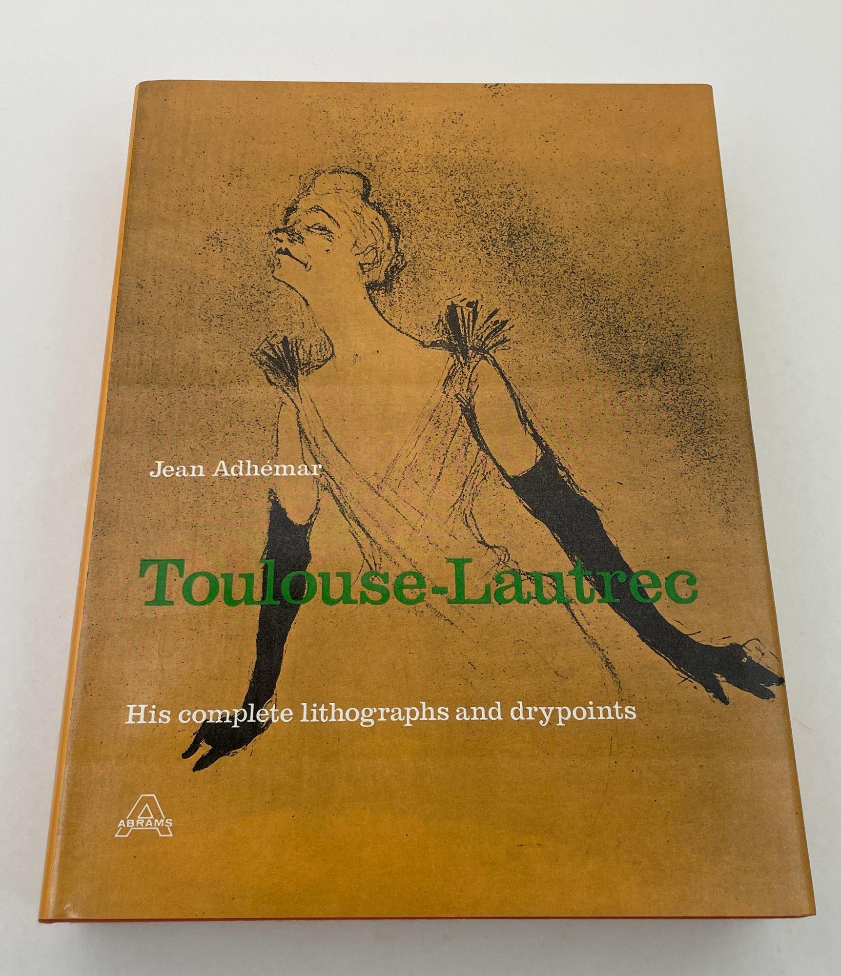 Toulouse-Lautrecs vollständige Lithographien und Kaltnadelradierungen von Henry und Jean Adhemar
Erste Ausgabe und erster Druck. Hardcover. 370 Seiten. Eine umfangreiche Monografie mit 368 Abbildungen, davon 54 in Farbe.
Ein beeindruckender Band in