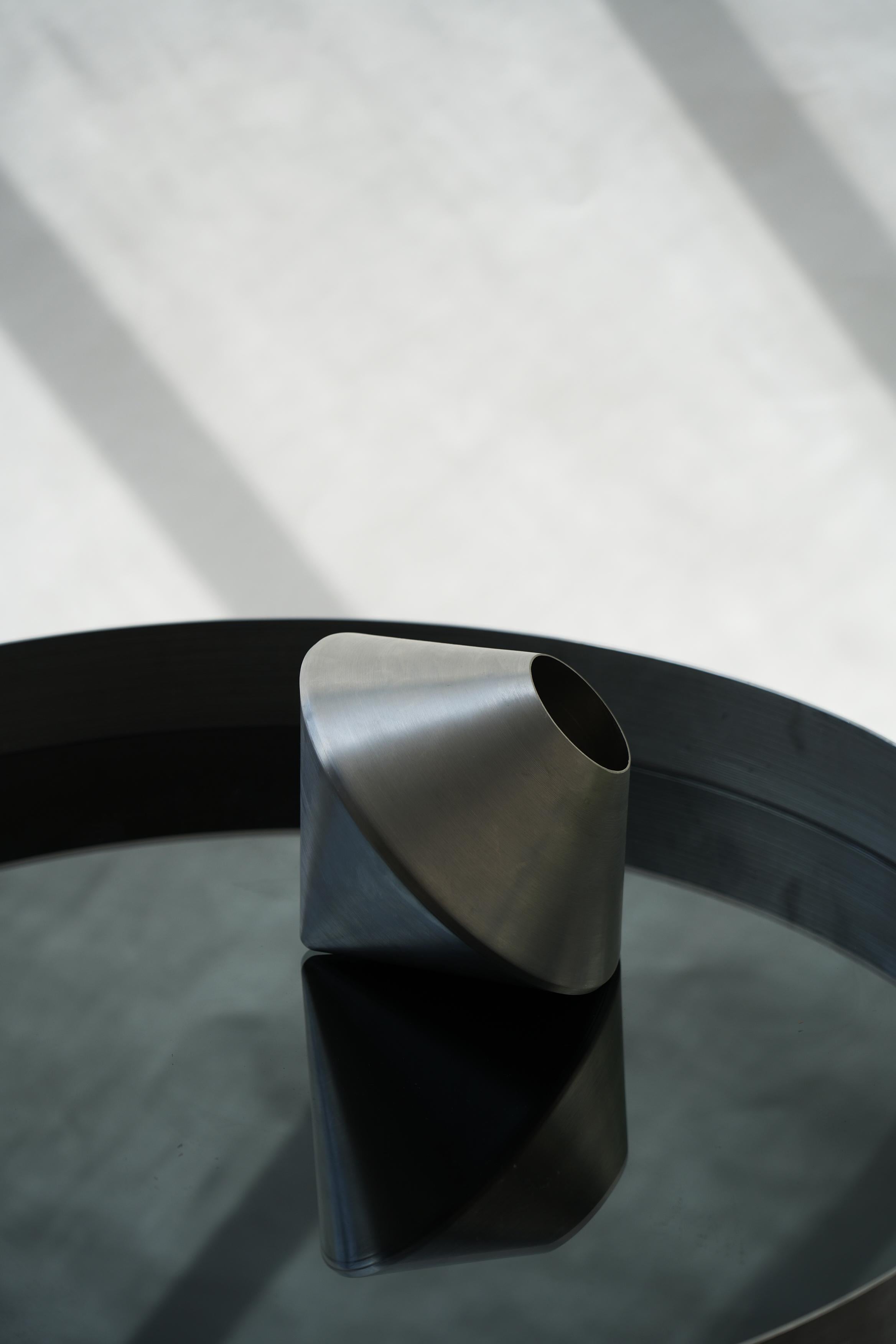 Toupie XL Brute Table Lamp by Sophia Taillet
Dimensions: D 25 x W 36 x H 36 cm.
Materials: Aluminum.

This piece is available in different colors and sizes. Prices may vary. All our lamps can be wired according to each country. If sold to the USA it