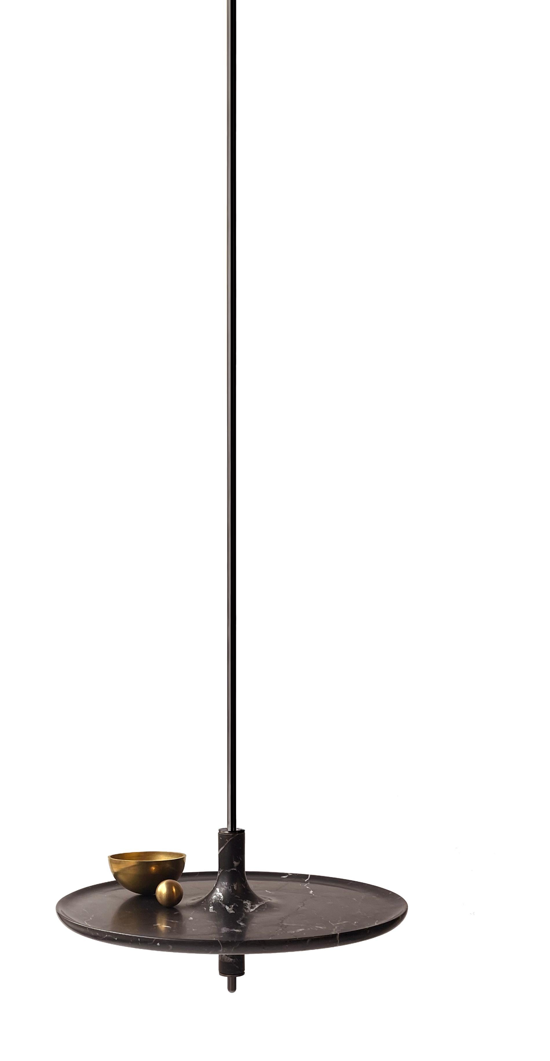 Hängetisch Toupy aus schwarzem Marmor und schwarzem Metall von Mademoiselle Jo
Abmessungen: Ø 44 x H 200 cm.
MATERIALIEN: Nero Marquina-Marmor und schwarzes Metall.

Erhältlich in vier Holzfarben, drei Marmorvarianten, zwei Stangenversionen und