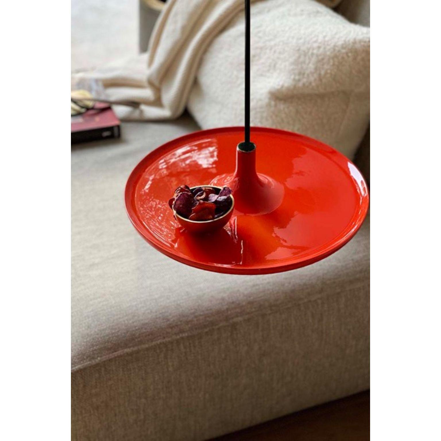 Mesa colgante Toupy de madera lacada roja y metal negro 38 by Mademoiselle Jo
Dimensiones: Ø 38 x A 150 cm.
Materiales: Madera lacada en rojo y metal negro.  

Disponible en cuatro colores, dos versiones de barra y varios diámetros. Póngase en
