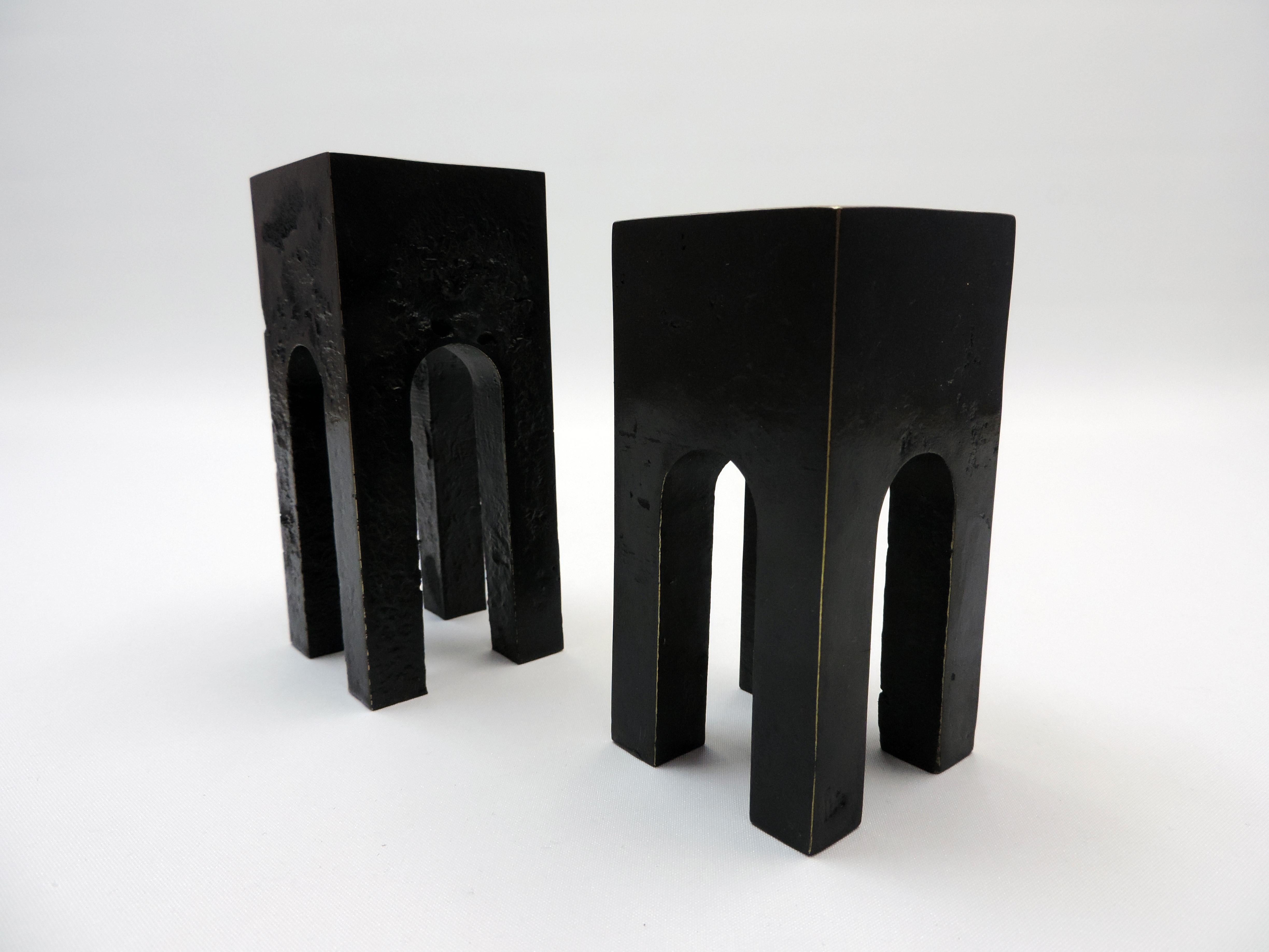 Patinated TOUR - Contemporairy black patinated bronze bookends For Sale